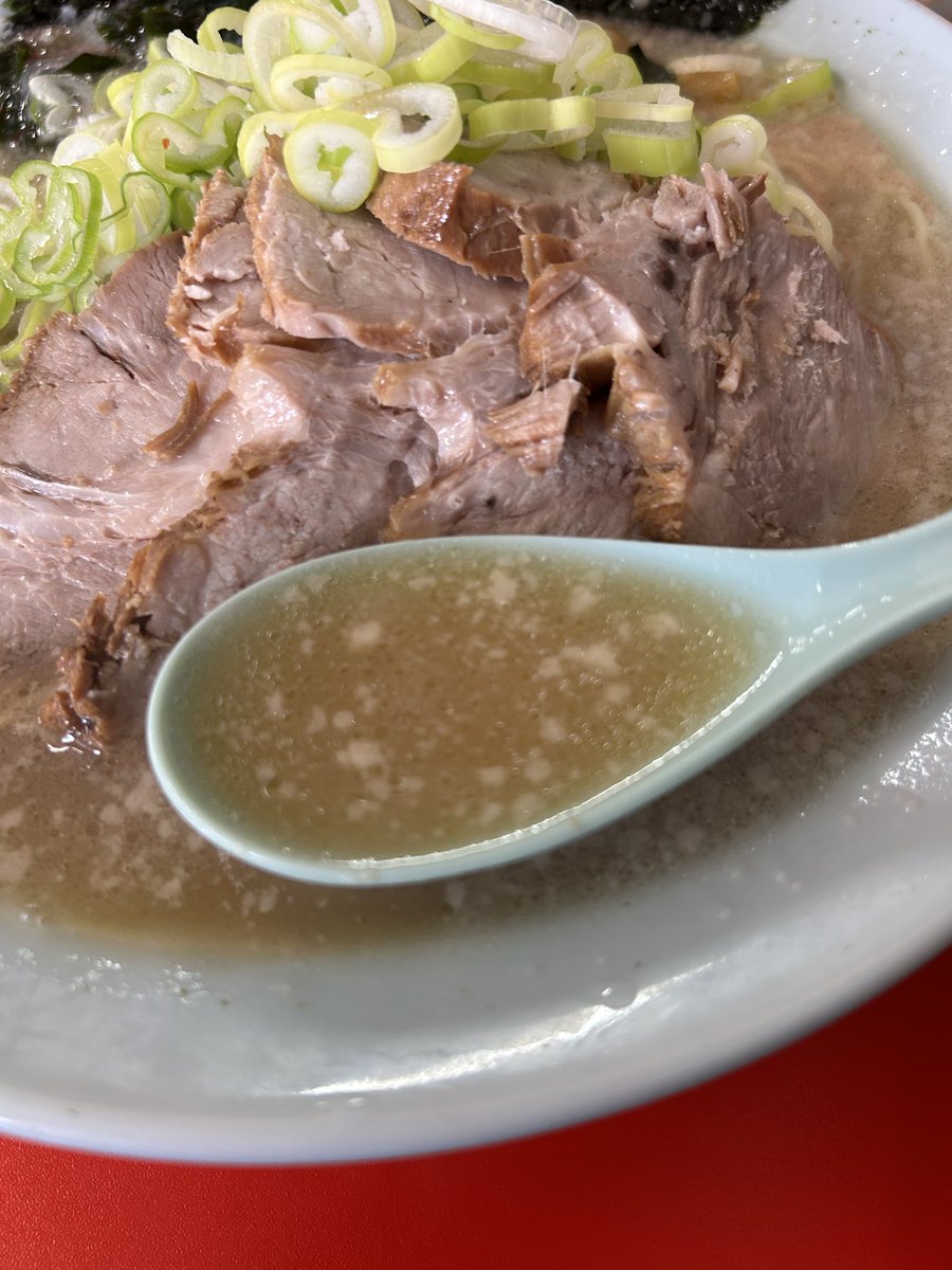 mensta_kitakan's tweet photo. 2026 87杯目
#ラーメンショップ結城東店@#結城市
#チャーシューメン

土曜の昼、相変わらずの大盛況！
大好きなニンニクと #ラージャン を投入して自分好みに。
やっぱり好きなだけ、ニンニクとラージャン入れて食べる一杯は格別ですな。
大変美味しくいただきました、ごちそうさまでした🍜 https://t.co/8FTe2CoJo1
