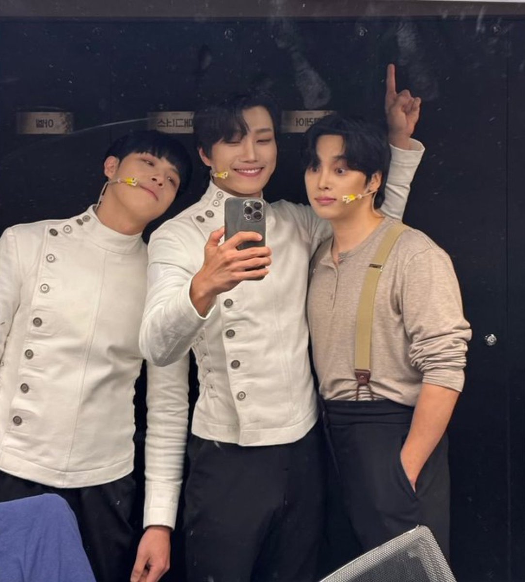 dalkong_j's tweet photo. 진짜진짜 좋아하고 존경하고 사랑하고 나도 형들덕이고 아름답고 멋있고 잘하고 항상 배우고 앞으로도 많이 배우고싶고 무대에 같이 자주 서고 싶고 보기만해도 든든하고 그래서 맨날 봤으면 좋겠고 더 쓰고싶은 말 많은데 나의 언어능력으로 이걸 다 어떻게 표현해야할 지 모르겠어서 막 적어놓게 되는