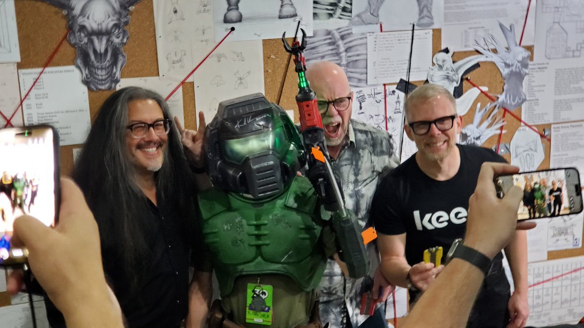 DayniqSteel's tweet photo. Doomguy with the id founders 🔥 #QuakeCon https://t.co/LHLuyQscit
