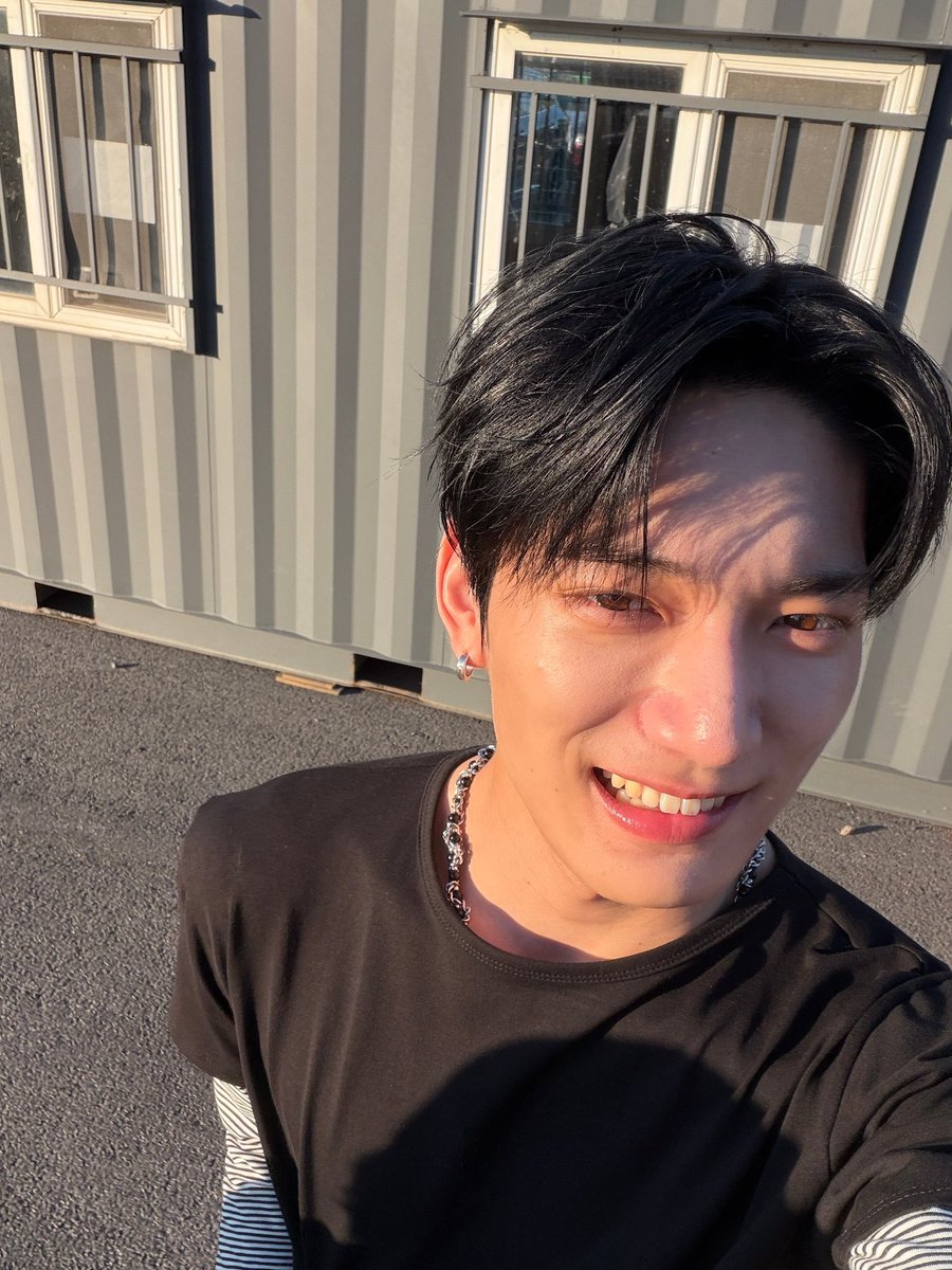 danbevi9's tweet photo. 용준 염색햇나 머리 엄청 새까맣네⁉️ 야 완존 이뻐ㅜㅜ… ❤️ https://t.co/NmMeUS7lmR