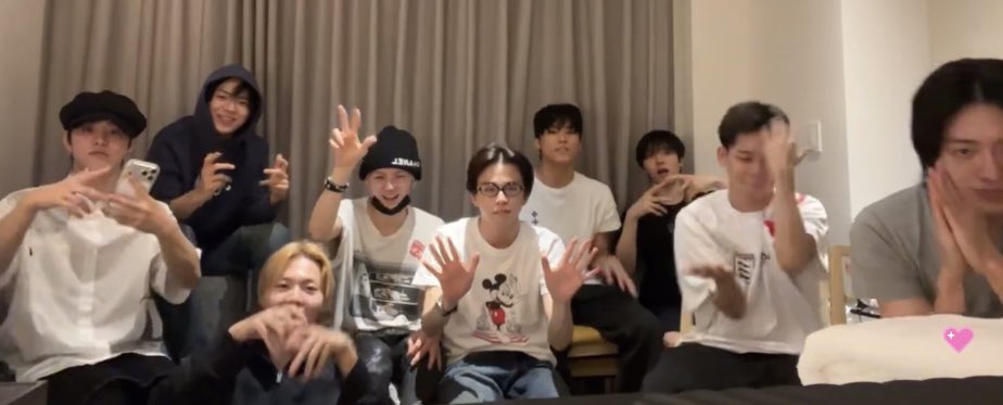 raraxthetics's tweet photo. the way they went live at 9:09 (kyu’s birthday) so im taking this as my ot10 anniversary live... 🫂🥹 https://t.co/s3Hi21ZCqZ