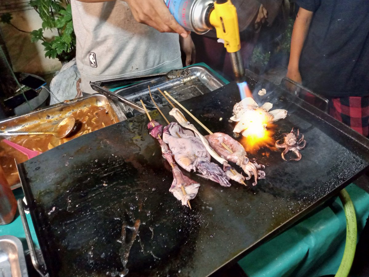 didjilat's tweet photo. Nemenin nene aku mw jajan di pasar malem katanya (yg jajan tapi gw) https://t.co/tUQtWRUdxe