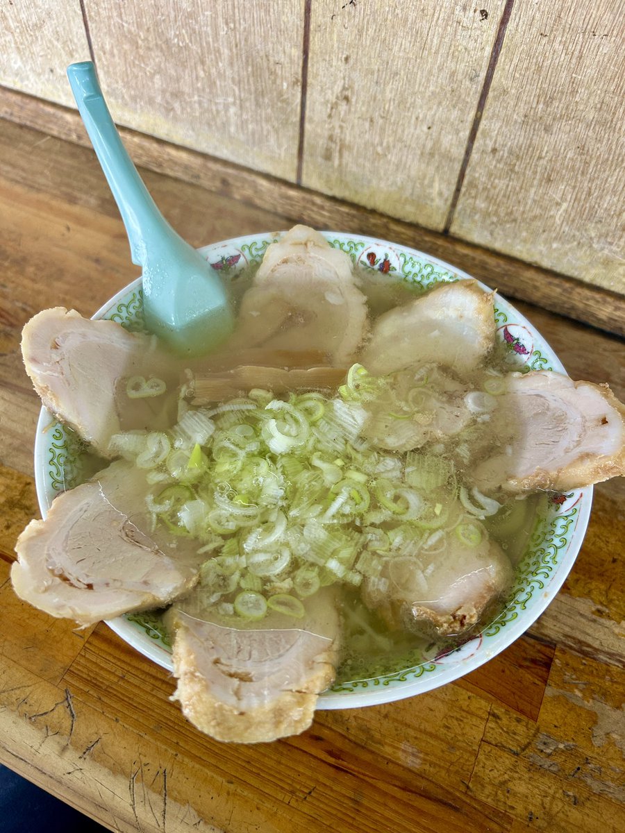 mensta_kitakan's tweet photo. 2026 86杯目
#手打ちラーメン丸富@#小山市
#塩チャーシューメン

手打ちラーメン丸富さん初訪問。
丼を埋め尽くすほどの #チャーシュ は、たっぷり。
見た目以上にトロトロで、口に入れるととろけるような美味しさ！！
麺はいかにも佐野らしく、モチモチ感が強くて好き。
大変美味しくいただきました🍜 https://t.co/LUz6HzL1QH