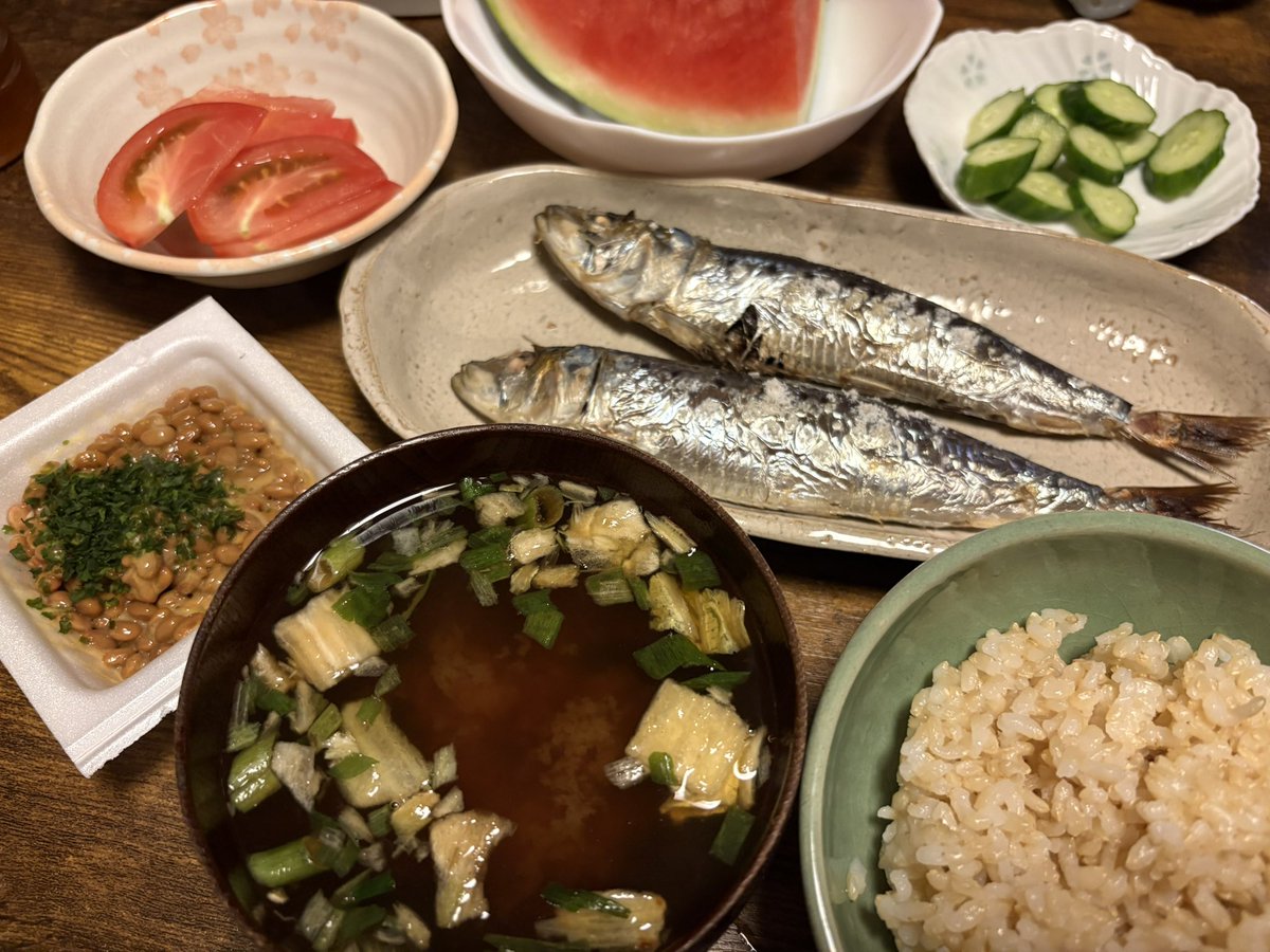 loserzodiac's tweet photo. 朝にリンゴ酢とフルーツ、ヨーグルトを食べ、夜に玄米と自作の糠漬け、トマトと納豆、青魚と味噌汁を食べ、甘い炭水化物と酒は控え、お茶と炭酸水、コーヒーを飲み、週に2日90分筋トレする。

いい仕事は節制から。 https://t.co/5pmV2cM076