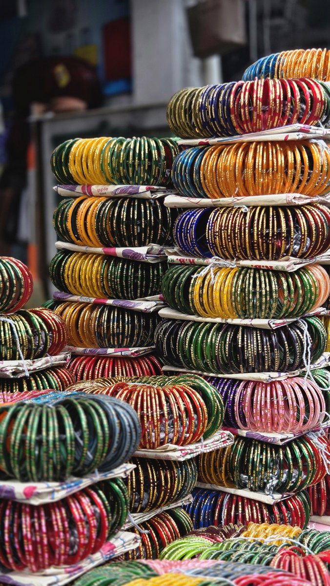 Meera1720's tweet photo. A busy street with thousands of stories.....Being one of city's oldest and busiest commercial neighborhood Sowcarpet felt like a piece of North India inside North Chennai!

#sowcarpet #chennai #explore #fieldvisit https://t.co/tsVfIoO4js