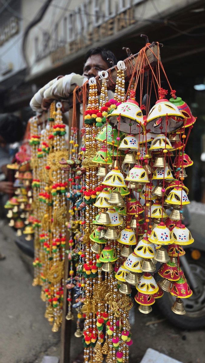 Meera1720's tweet photo. A busy street with thousands of stories.....Being one of city's oldest and busiest commercial neighborhood Sowcarpet felt like a piece of North India inside North Chennai!

#sowcarpet #chennai #explore #fieldvisit https://t.co/tsVfIoO4js
