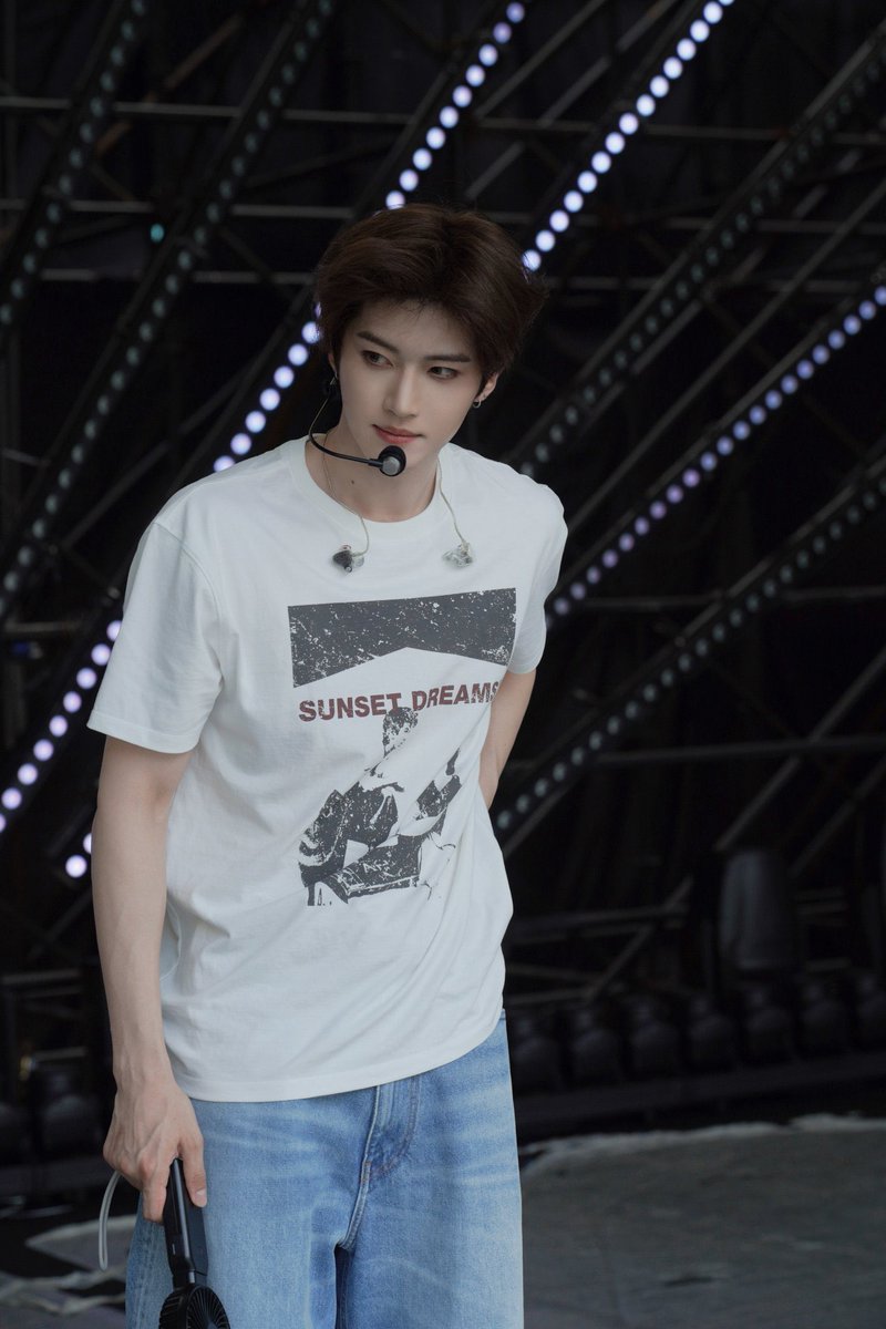 tianbaobeix's tweet photo. ปวดหลังมั้ยคะแบกความหล่อไว้มากขนาดนี้ หนูขออนุญาตเซฟรูปพี่ไว้ดูก่อนนอนนะคะ หล่อจนออกซิเจนลืมกระบวนการแลกเปลี่ยน หล่อเกินคน หล่อเกินมนุษย์มนา ความหล่อของพี่ช่วยกู้โลกได้มากเลยค่ะ ขอบคุณที่เกิดมานะคะ หล่อแบบไม่มีโฆษณาคั่นเพราะหล่อพรีเมียม หล่อแบบไม่มีอะไรผิดพลาด หนูรักพี่นะคะ https://t.co/x3PrObTdHk