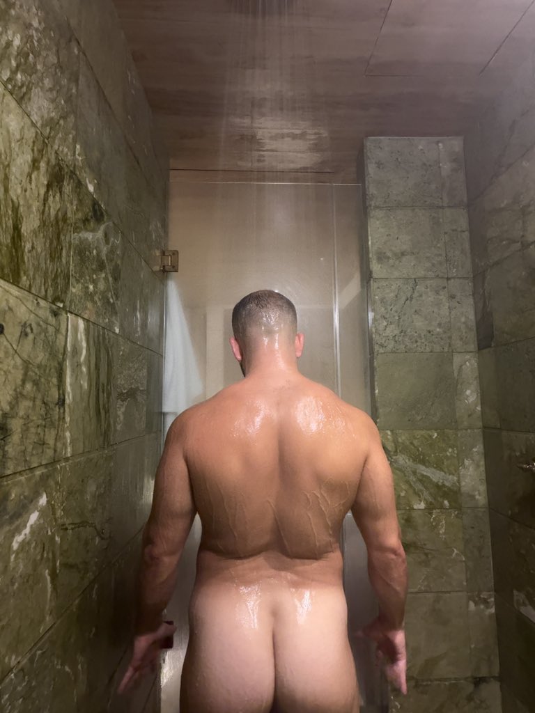 ThikPrince_'s tweet photo. Meet me in the showers 🧼 https://t.co/6M4p8nZLjk