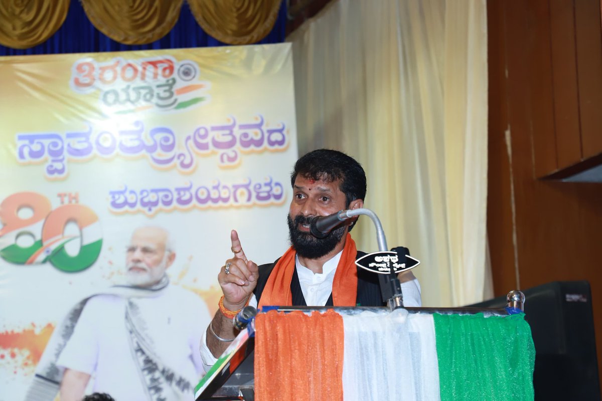 CTRavi_BJP's tweet photo. "ಕ್ರಾಂತಿಕಾರಿಗಳ ತ್ಯಾಗ, ಹೋರಾಟ, ವಿರೋಚಿತ ಬಲಿದಾನದ ಫಲವೇ ನಾವು ಅನುಭವಿಸುತ್ತಿರುವ ಸ್ವಾತಂತ್ರ್ಯ."

ತಿರಂಗಾ ಯಾತ್ರೆ ಆಯೋಜನಾ ಸಮಿತಿ, ಪುತ್ತೂರು ಇದರ ನೇತೃತ್ವದಲ್ಲಿ 80ನೇ ವರ್ಷದ ಸ್ವಾತಂತ್ರ್ಯೋತ್ಸವದ ಅಂಗವಾಗಿ ಶ್ರೀ ಮಹಾಲಿಂಗೇಶ್ವರ ದೇವಾಲಯದ ���ವರಣದಿಂದ ಕಿಲ್ಲೆ ಮೈದಾಯದವರೆಗೆ ನಡೆದ 'ಬೃಹತ್ ತಿರಂಗಾ ಯಾತ್ರೆಯಲ್ಲಿ' ಭಾಗವಹಿಸಿ ಕಾರ್ಯಕರ್ತರನ್ನುದ್ದೇಶಿಸಿ ಮಾತನಾಡಲಾಯಿತು.

ಜನನಿ, ಜನ್ಮಭೂಮಿ ಸ್ವರ್ಗಕ್ಕಿಂತ ಮಿಗಿಲು. ತಾಯಿ ಭಾರತಿಯನ್ನು ಬ್ರಿಟಿಷರ ದುರಾಡಳಿತದಿಂದ ಸ್ವಾತಂತ್ರ್ಯಗೊಳಿಸಲು ಅಸಂಖ್ಯ ಯುವಕರು ತಮ್ಮ ರಕ್ತವನ್ನು ಅರ್ಪಿಸಿದ್ದಾರೆ. ಭಾರತದ  ಸ್ವಾತಂತ್ರ್ಯ ಚರಿತ್ರೆ ರಕ್ತದಿಂದ ಬರೆದ ಚರಿತ್ರೆ.  ದೇಶಭಕ್ತಿಯ ಜಾಗರಣೆಗಾಗಿ ಈ ತಿರಂಗಯಾತ್ರೆ. 

ಈ ಸಂದರ್ಭದಲ್ಲಿ ಬಿಜೆಪಿ ಜಿಲ್ಲಾಧ್ಯಕ್ಷರಾದ ಶ್ರೀ ಸತೀಶ್ ಕುಂಪಲ, ಸಂಸದರಾದ ಕ್ಯಾಪ್ಟನ್ ಬ್ರಿ��ೇಶ್ ಚೌಟ, ಬಿಜೆಪಿ ರಾಜ್ಯ ಉಪಾಧ್ಯಕ್ಷರಾದ ಶ್ರೀಮತಿ ರೂಪಾಲಿ ನಾಯ್ಕ,  ಶಾಸಕರಾದ ಡಾ. ಭರತ್ ಶೆಟ್ಟಿ, ಶ್ರೀ ವೇದವ್ಯಾಸ್ ಕಾಮತ್, ಶ್ರೀ ಹರೀಶ್ ಪೂಂಜಾ, ಕು. ಭಾಗೀರಥಿ ಮುರುಳ್ಯ, ವಿಧಾನ ಪರಿಷತ್ ಸದಸ್ಯರಾದ ಶ್ರೀ ಕಿಶೋರ್ ಕುಮಾರ್, ಮಾಜಿ ಶಾಸಕರಾದ ಶ್ರೀ ಸಂಜೀವ ಮಠಂದೂರು, ವಿಭಾಗ ಪ್ರಭಾರಿಗಳಾದ ಶ್ರೀ ಭಾರತೀಶ್, ಬಿಜೆಪಿ ಗ್ರಾಮಾಂತರ ಮಂಡಲ ಅಧ್ಯಕ್ಷರಾದ ಶ್ರೀ ದಯಾನಂದ ಶೆಟ್ಟಿ ಉಜಿರೆಮಾರು, ಬಿಜೆಪಿ ನಗರ ಮಂಡಲ ಅಧ್ಯಕ್ಷರಾದ ಶ್ರೀ ಶಿವಪ್ರಸಾದ್ ಪಿ. ಬಿ. ಸೇರಿದಂತೆ ವಿವಿಧ ಗಣ್ಯರು, ���್ರ��ುಖ ಮುಖಂಡರು, ಕಾರ್ಯಕರ್ತ ಬಂಧುಗಳು ಉಪಸ್ಥಿತರಿದ್ದರು.