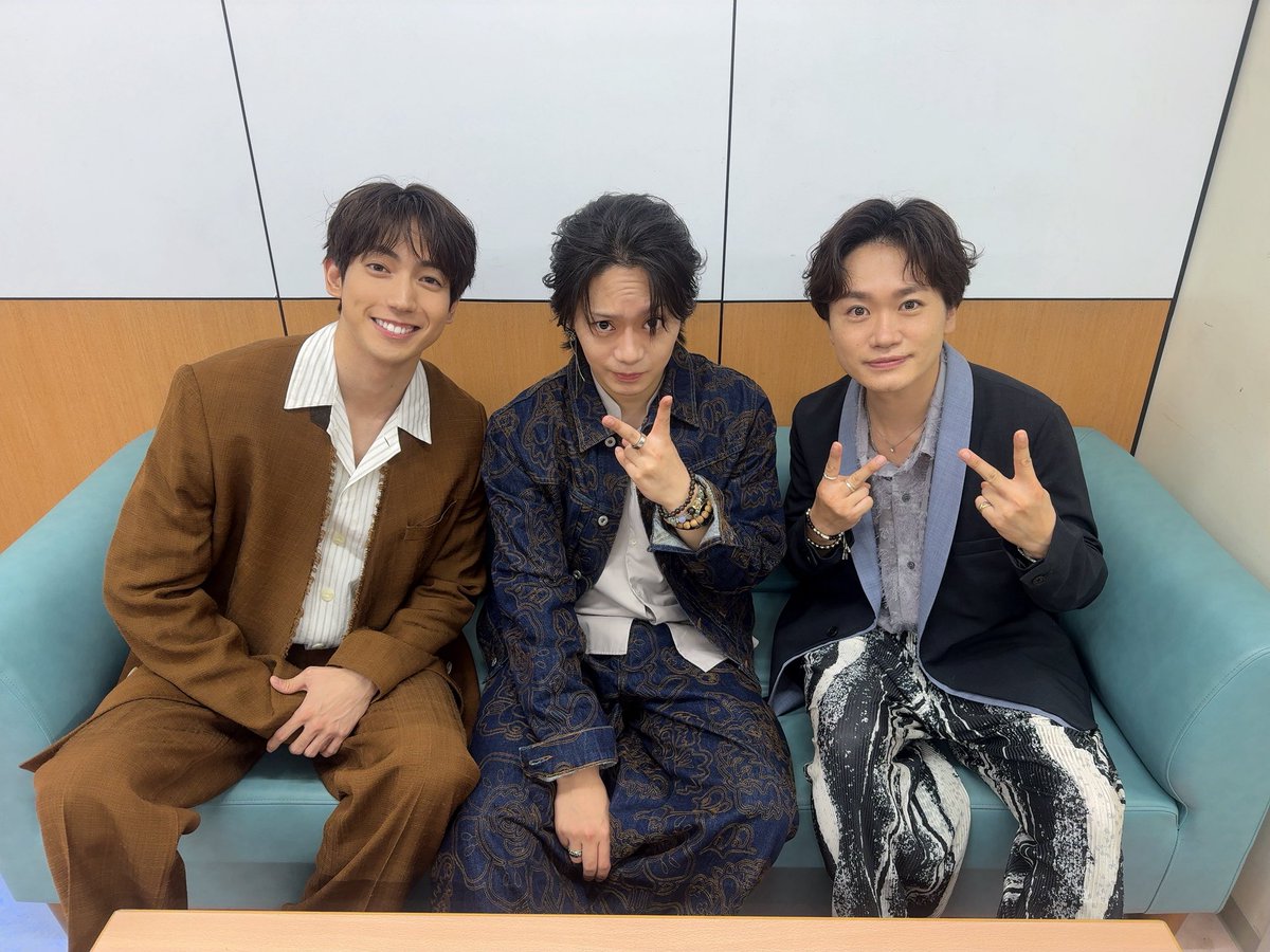 Torippiyo2's tweet photo. マチネ「舞台」を考える
会長の補佐として
ソワレ「舞台の休演日」を考える
補佐補佐、有澤樟太郎氏が合流。

お客様と共に
舞台について意見を交わす
とてつもなく貴重で有意義な時間でした。
また、皆様と共に色々と考えたいものです。

流司
貴重な機会をありがとう。 https://t.co/pDJb87Ghpd