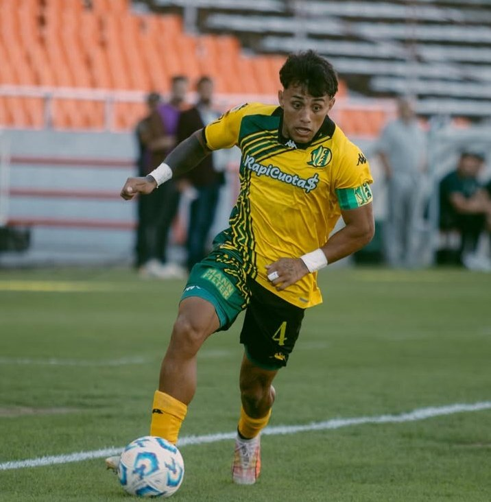 romanasaro_'s tweet photo. Recién hablabamos en la radio. Rochi González tiene que ser titular siempre en #Aldosivi.

Tiene errores y a veces garrafales, pero no hay jugador con más gen PUERTO que él.

Y ni hablar de que en lo futbolístico no hay otro carrilero con el mismo aguante en el plantel. https://t.co/5oMCxZvvTl