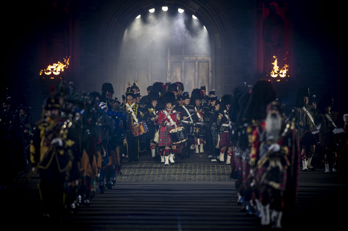 ArmyinScotland's tweet photo. PIpes. Drums. One iconic Esplanade 🎶 🥁 🏰

A call to gather will strike the right note this year @EdinburghTattoo. It will feature pipes and drums from across the Army, the @RoyalAirForce, and University Officer Cadets.

Read more ⬇️
https://t.co/mrx1nxphdr https://t.co/43QxD7tQIG