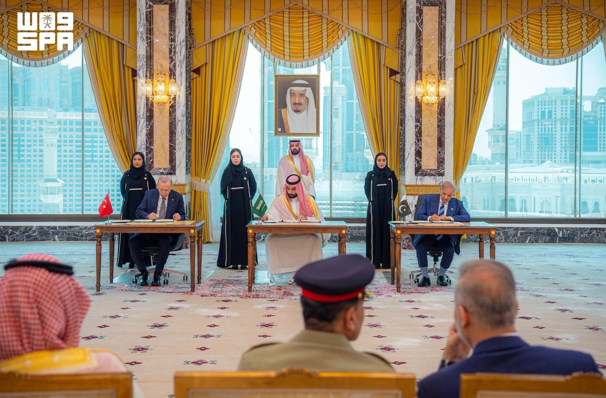 Sultanah____ksa's tweet photo. اتفاقية مكة🇸🇦🕋
تجمع اكبر 3 دول اسلامية بالشرق الأوسط🇵🇰🇹🇷🇸🇦
وموقع الإتفاقيه بأطهر بقعه بالأرض وعند أول بيت وضع للناس🕋 ووقت صلاة الجمعه

بس الغريب🤔
ليش دنافيس البيت الإبراهيمي يصيحون
صياحهم ليس له إلا تفسير واحد
انهم مرتدين عن الإسلام🕋
وكارهين أي اتفاق إسلامي
لا يوجد تفسير ثاني https://t.co/veoo0poGmw