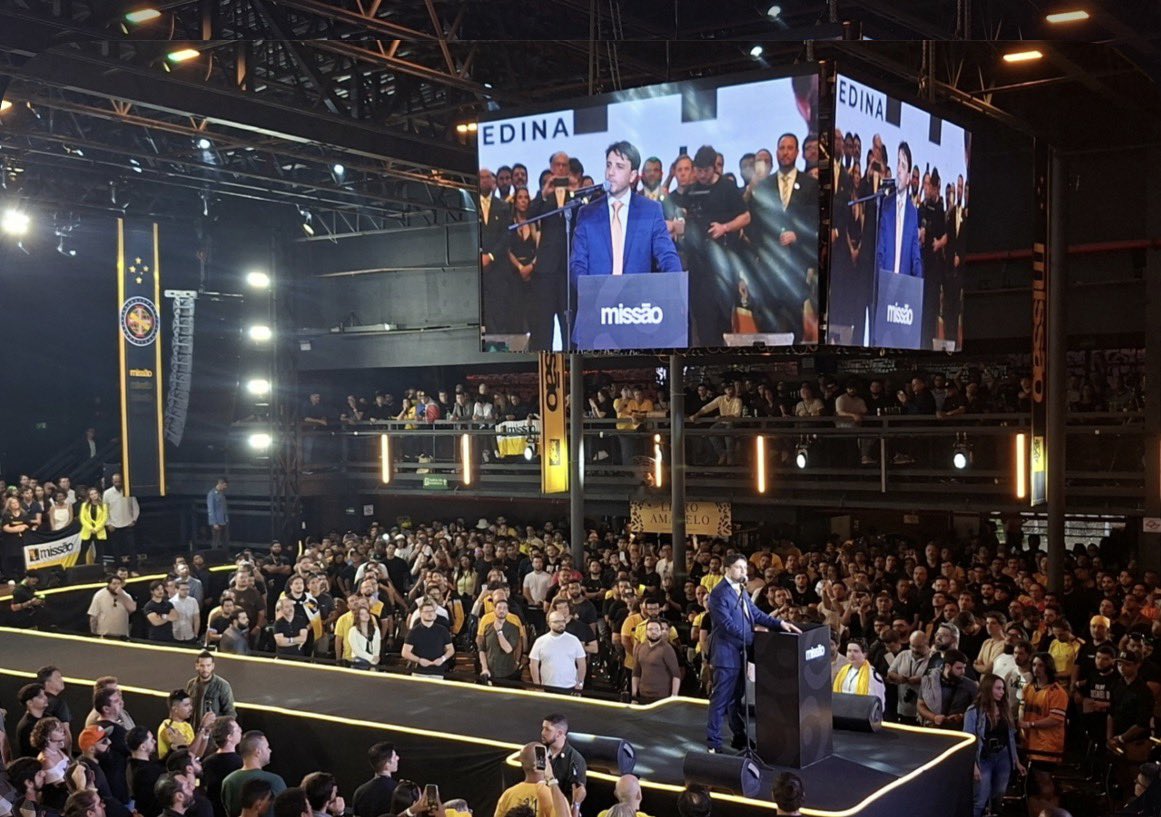 BrunoDiasCWB's tweet photo. Finalmente a intensidade do clima politico está aumentando 🔥 Então fica o recado

9 dias pra começar a Copa do Mundo da política. 

E sim. Apenas alguns de NÓS estarão na urna, mas todos NÓS estaremos em campanha. 

Cada posição é importante e a vitória só será realidade com um esforço monumental de cada um de NÓS da sua devida função. 

Nas redes, nas lives, na rua, no convencimento de amigos e familiares. 

Na presença constante apoiando um ao outro com o que pode, fazendo mais do que acreditava ser possível, com o sentimento que o outro também o fará. 

Honrem tudo o que NÓS estamos construindo. Joguem pelo time, representem nossas ideias e superem os adversários. 

É guerra. 

Os próximos 4 anos dependem do que NÓS fizermos nos próximos 60 dias. Então borá pra cima 🫡 E vamos vencer.