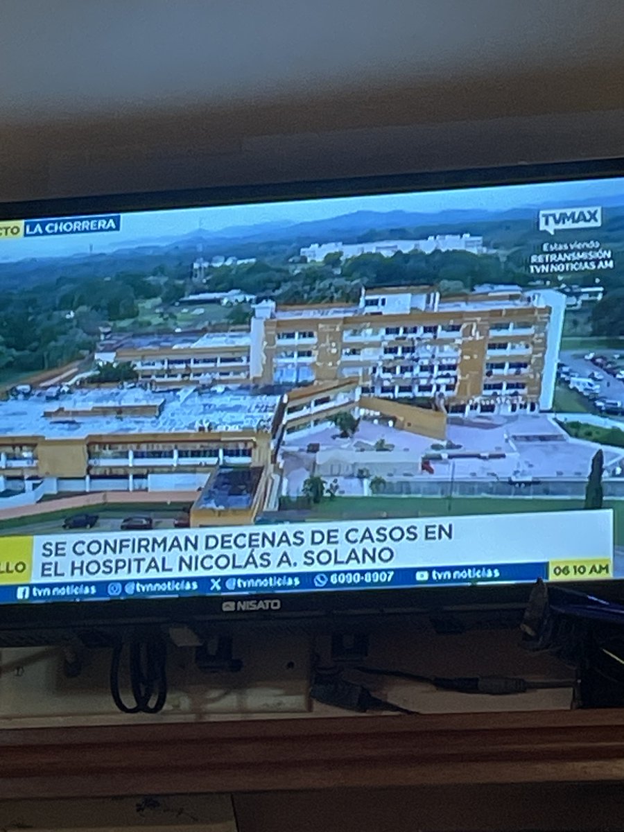 AnaMatildeGomez's tweet photo. Esta imagen en TV Noticias del Hospital Nicolás Solano, parece una zona de guerra. Con tanto recurso público que históricamente se han robado, desviado y en negociados; uno se pregunta si no habrá para darle mantenimiento y unas manitas de pintura? https://t.co/5kJaHAiiFb