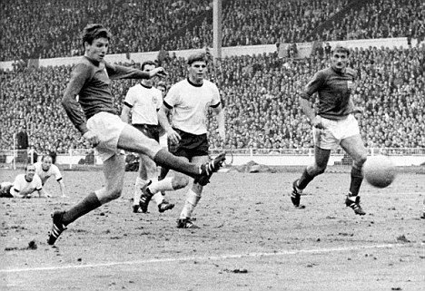 Danoooo766's tweet photo. MANCHESTER UNITED CENTENARY EXHIBITION (1978):
     To celebrate their club's milestone, English side Manchester United hosted Spanish giants Real Madrid at Old Trafford on August 7, 1978.
Witnessed by a crowd of nearly 50,000, United did not fail to deliver. They put on an interesting show with a resounding 4-0 victory. Courtesy of braces from Sammy Mcllory and Jimmy Greenhoff, alongside a crucial penalty save from veteran keeper 🔥🔥🔥- Alex Stepney