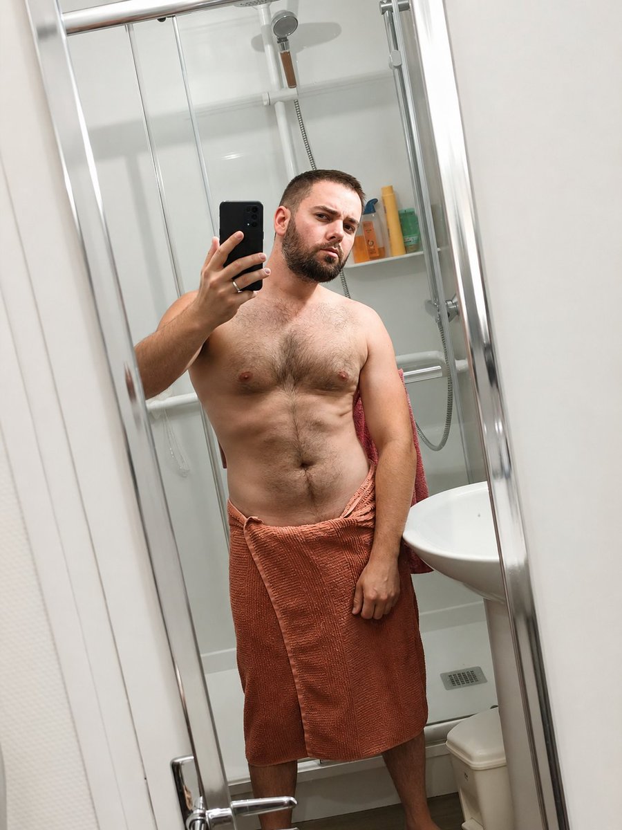 Jordanstickoff's tweet photo. Qui vient retirer la serviette après la douche ? https://t.co/sqXKG2JPul