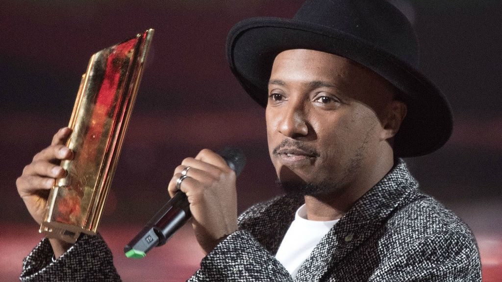 midiminuit__'s tweet photo. SOPRANO explique pourquoi il ne veut pas se limiter au RAP  ! 🧏

« 𝘈𝘳𝘳𝘦̂𝘵𝘦𝘻 𝘥𝘦 𝘯𝘰𝘶𝘴 𝘥𝘪𝘳𝘦 𝘥𝘦 𝘧𝘢𝘪𝘳𝘦 𝘥𝘶 𝘳𝘢𝘱 𝘱𝘰𝘶𝘳 𝘢𝘭𝘭𝘦𝘳 𝘤𝘰𝘯𝘴𝘰𝘮𝘮𝘦𝘳 𝘢𝘶𝘵𝘳𝘦 𝘤����𝘰𝘴𝘦.

𝘛𝘰𝘶𝘵 𝘭𝘦 𝘮𝘰𝘯𝘥𝘦 𝘮’𝘢 𝘧𝘢𝘪𝘵 𝘮𝘢𝘭 𝘢̀ 𝘭𝘢 𝘵𝘦̂𝘵𝘦 𝘱𝘰𝘶𝘳 𝘲𝘶𝘦 𝘫𝘦 𝘳𝘦𝘷𝘪𝘦𝘯𝘯𝘦 𝘥𝘢𝘯𝘴 𝘭𝘦 𝘳𝘢𝘱, 𝘥𝘰𝘯𝘤 𝘫’𝘢𝘪 𝘧𝘢𝘪𝘵 𝘶𝘯 𝘢𝘭𝘣𝘶𝘮 𝘶𝘯 𝘱𝘦𝘶 𝘱𝘭𝘶𝘴 𝘳𝘢𝘱. 𝘊’𝘦𝘴𝘵 𝘭’𝘢𝘭𝘣𝘶𝘮 𝘲𝘶𝘪 𝘢 𝘭𝘦 𝘮𝘰𝘪𝘯𝘴 𝘮𝘢𝘳𝘤𝘩𝘦́ (𝘍𝘳𝘦𝘦𝘥𝘰𝘮).

𝘑’𝘢𝘪 𝘧𝘢𝘪𝘵 𝘲𝘶𝘦 𝘥𝘦𝘴 𝘮𝘰𝘳𝘤𝘦𝘢𝘶𝘹 𝘳𝘢𝘱, 𝘫𝘦 𝘴𝘰𝘳𝘴 𝘶𝘯 𝘮𝘰𝘳𝘤𝘦𝘢𝘶 𝘢𝘷𝘦𝘤 𝘗𝘓𝘒, 𝘢𝘷𝘦𝘤 𝘓𝘪𝘮𝘴𝘢…

𝘈̀ 𝘤𝘩𝘢𝘲𝘶𝘦 𝘧𝘰𝘪𝘴 𝘲𝘶𝘦 𝘫𝘦 𝘴𝘰𝘳𝘵𝘢𝘪𝘴 𝘶𝘯 𝘮𝘰𝘳𝘤𝘦𝘢𝘶 “𝘳𝘢𝘱”, 𝘫𝘦 𝘷𝘰𝘺𝘢𝘪𝘴 𝘭𝘦𝘴 𝘤𝘰𝘮𝘮𝘦𝘯𝘵𝘢𝘪𝘳𝘦𝘴 : “𝘐𝘭 𝘦𝘴𝘵 𝘥𝘦 𝘳𝘦𝘵𝘰𝘶𝘳.”

𝘔𝘢𝘪𝘴 𝘪𝘭 𝘺 𝘢 𝘶𝘯𝘦 𝘴𝘦𝘮𝘢𝘪𝘯𝘦, 𝘫’𝘢𝘷𝘢𝘪𝘴 𝘥𝘦́𝘫𝘢̀ 𝘴𝘰𝘳𝘵𝘪 𝘶𝘯 𝘮𝘰𝘳𝘤𝘦𝘢𝘶 𝘥𝘦 𝘳𝘢𝘱.

𝘌𝘴𝘵-𝘤𝘦 𝘲𝘶𝘦 𝘭𝘦 𝘱𝘳���𝘣𝘭𝘦̀𝘮𝘦, 𝘤𝘦 𝘴𝘰𝘯𝘵 𝘭𝘦𝘴 𝘢𝘳𝘵𝘪𝘴𝘵𝘦𝘴 𝘰𝘶 𝘭𝘦 𝘱𝘶𝘣𝘭𝘪𝘤 ?

𝘐𝘭 𝘺 𝘢 𝘤𝘦𝘶𝘹 𝘲𝘶𝘪 𝘷𝘦𝘶𝘭𝘦𝘯𝘵 𝘧𝘢𝘪𝘳𝘦 𝘥𝘦 𝘭’𝘢𝘳𝘨𝘦𝘯𝘵 𝘦𝘵 𝘤𝘦𝘶𝘹 𝘲𝘶𝘪 𝘷𝘦𝘶𝘭𝘦𝘯𝘵 𝘲𝘶𝘦 𝘭𝘦𝘶𝘳 𝘮𝘶𝘴𝘪𝘲𝘶𝘦 𝘴𝘰𝘪𝘵 𝘦́𝘤𝘰𝘶𝘵𝘦́𝘦 𝘱𝘢𝘳 𝘭𝘦𝘶𝘳 𝘦𝘯𝘵𝘰𝘶𝘳𝘢𝘨𝘦.

𝘔𝘰𝘯 𝘦𝘯𝘵𝘰𝘶𝘳𝘢𝘨𝘦 𝘯’𝘦́𝘤𝘰𝘶𝘵𝘦 𝘲𝘶𝘦 𝘥𝘶 𝘳𝘢𝘱. 𝘘𝘶𝘢𝘯𝘥 𝘫𝘦 𝘧𝘢𝘪𝘴 𝘥𝘶 𝘳𝘢𝘱, 𝘤𝘦 𝘴𝘰𝘯𝘵 𝘭𝘦𝘴 𝘱𝘳𝘦𝘮𝘪𝘦𝘳𝘴 𝘢̀ 𝘮𝘦 𝘥𝘪𝘳𝘦 : “𝘊̧𝘢 𝘵𝘶𝘦.”

𝘔𝘢𝘪𝘴 𝘴𝘪 𝘤𝘦𝘶𝘹 𝘢𝘶𝘵𝘰𝘶𝘳 𝘥𝘦 𝘯𝘰𝘶𝘴 𝘤𝘰𝘯𝘴𝘰𝘮𝘮𝘦𝘯𝘵 𝘢𝘶𝘵𝘳𝘦 ��𝘩𝘰𝘴𝘦 𝘲𝘶𝘦 𝘥𝘶 𝘳𝘢𝘱, 𝘵𝘶 𝘤𝘳𝘰𝘪𝘴 𝘲𝘶’𝘰𝘯 𝘷𝘢 𝘧𝘢𝘪𝘳𝘦 𝘲𝘶𝘰𝘪 ? »