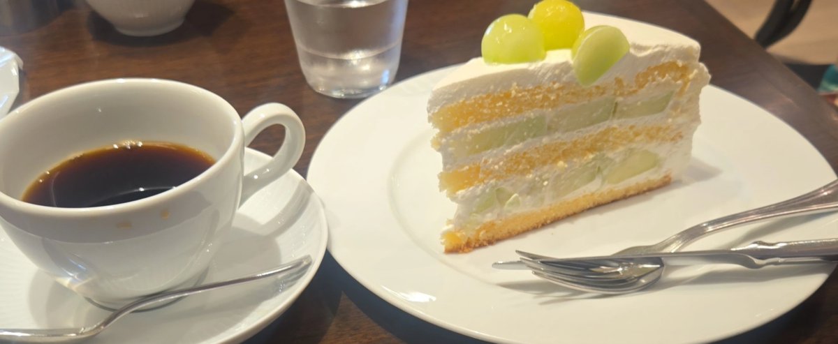 para0831's tweet photo. こちら、ギリ耐えでしたのでHARBSで特大メロンショートケーキ食べてきましたメロンがちゃんと甘くて生クリームともシナジーがあってスポンジふわふわしっとりで激ウマすぎ https://t.co/z6R9q4pFHt
