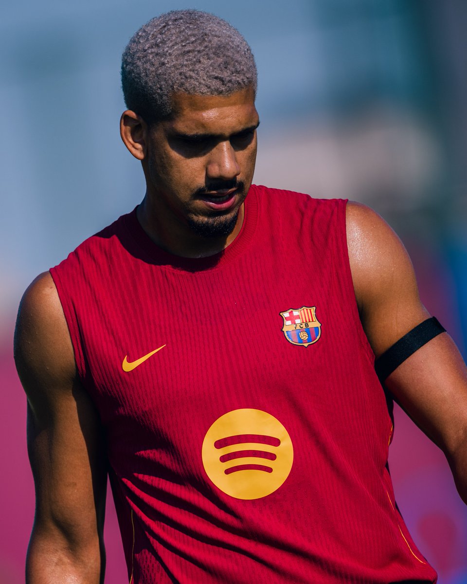 FCBarcelona's tweet photo. Keep working, Ronald 🦍 https://t.co/UBBEvBviup