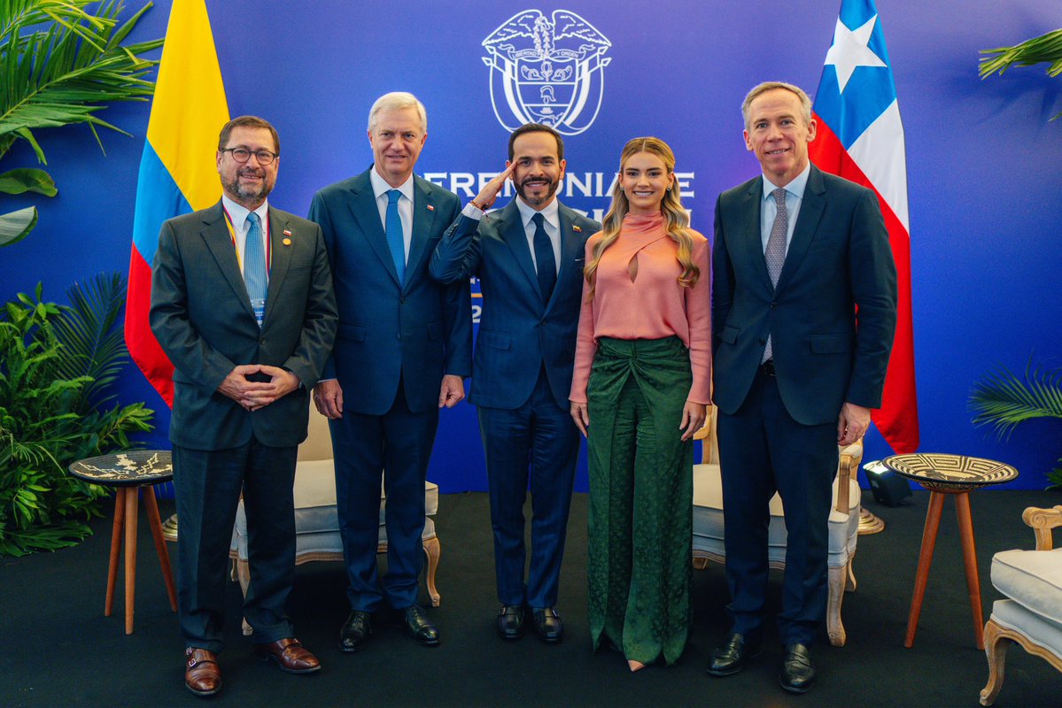 PresidenteKast's tweet photo. Una nueva etapa comienza en la relación entre Chile y Colombia. Me reuní con el Presidente electo Abelardo de la Espriella y coincidimos en fortalecer la cooperación en seguridad, comercio y defensa de la democracia en la región 🇨🇱🇨🇴 https://t.co/9qSOmcMBlr