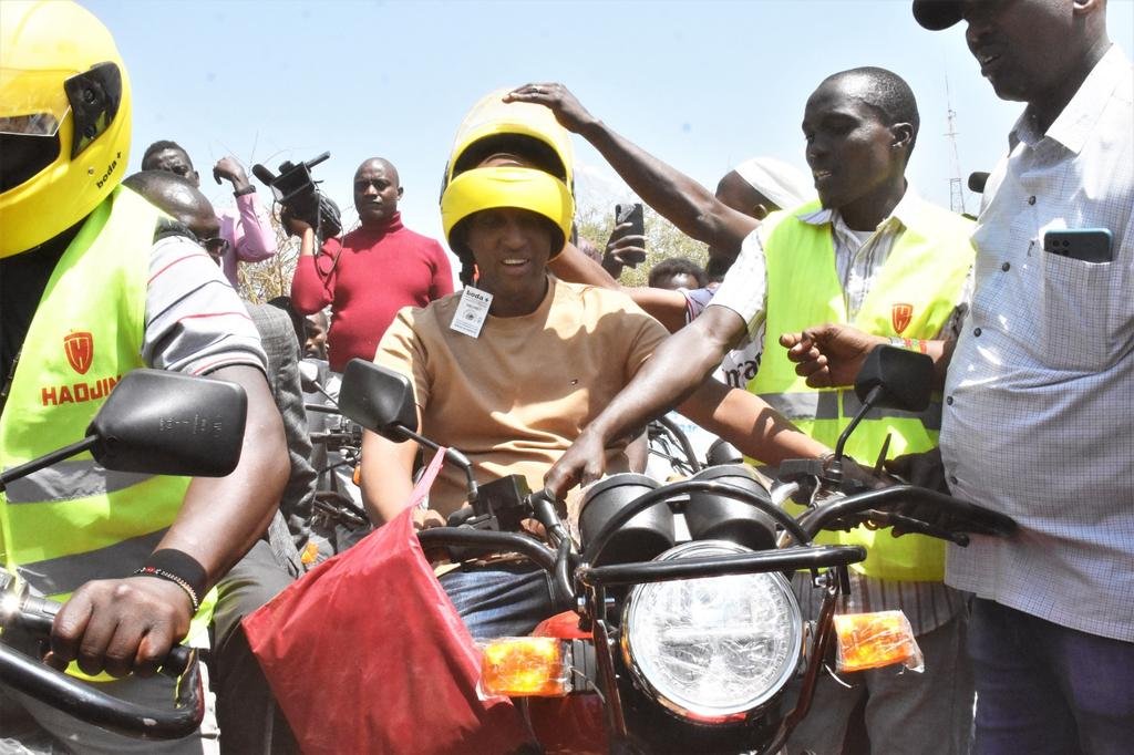DibaHalkan37217's tweet photo. Governor Abdi Guyo provided enablers to economic freedom to several youths and women groups by giving them nissans, motorbikes ,sewing machines
#IsioloRisingKE https://t.co/m8ZgR8bKG8