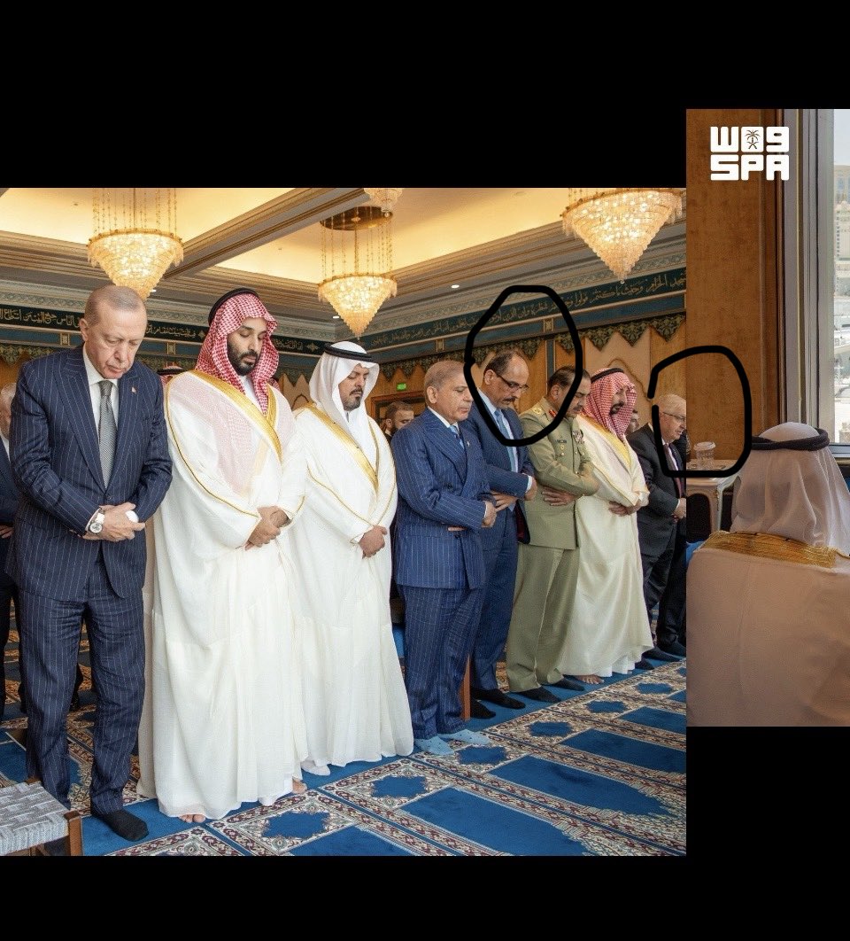 fikriakyuz99's tweet photo. Cumhurbaşkanımız Erdoğan Arabistan'da.

MİT Başkanı İbrahim Kalın ve Genelkurmay Başkanı Yaşar Güler de orada. Cuma namazı kılıyorlar.

Eskiden MİT Başkanı, bazı siyasetçiler ve mütedeyyin kişiler hakkında tuttuğu raporu Genelkurmay Başkanına iletirdi. 

Onlar da "Ohh, ne güzel" der, muhtıra verirlerdi. Bazen muhtıra yetmez, direkt darbe yaparlardı.

Dönemin Cumhurbaşkanı da mesela başörtülü üniversitelilere hitaben "Yürü Arabistan'a" derdi.

MİT Başkanının ve Genelkurmay Başkanının Cuma'ya gitmesini laikliğe aykırı eylemlerin odağı olarak sunarlardı.

Bugün ise savunma işbirliği için Arabistan'dalar. Cuma namazı kılmaktan imtina etmiyorlar.

(Kılmamak bir tercihtir fakat kılan devlet adamlarına yobaz nazarıyla bakılması küstahlık ve despotluktur.)

Evet, bu dönemdeki dış politik hamleler takdire şayan.

Fakat bazı eksiklikler de yok değil.

Mesela ekonomi, mesela kültür, mesela aile...

Bu konularda radikal icraat hem zaruret hem ivedilik arz ediyor.

Doğruyu takdir etmekten, yanlışı tenkit etmekten kaçınmak, hür kafalı ve bağımsız karakterli insanların mizacına münasip değildir.