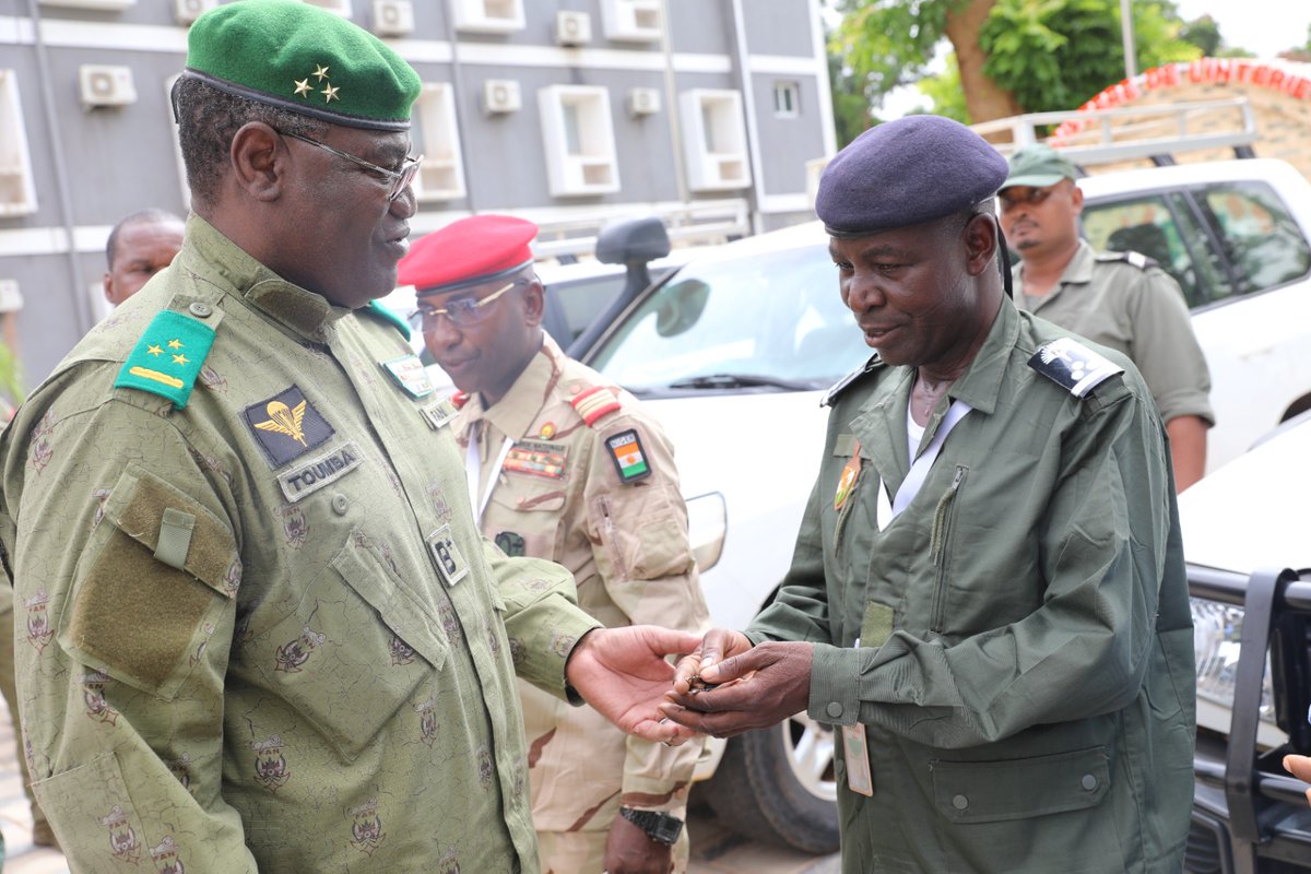 PnudNiger's tweet photo. Au #Niger, le #PNUD réaffirme son engagement à accompagner le Gouv. dans le renforcement de la gouvernance locale. Aux côtés du Ministre d’État, nous soutenons des collectivités territoriales + performantes, + redevables &amp; + proches des citoyens 🇳🇪🤝🇺🇳 https://t.co/z1mVa0cLaG