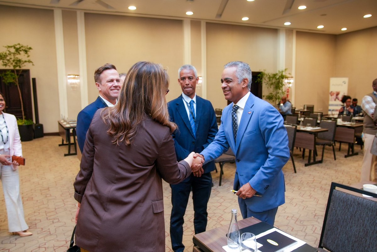 EmbajadaUSAenRD's tweet photo. El Servicio Comercial de esta Embajada, en conjunto con Hubbell, empresa estadounidense líder en excelencia e innovación tecnológica, llevó a cabo con éxito el “Foro de Infraestructura y Energía Hubbell”, que reunió a empresarios y representantes del sector público dominicano en torno a los retos y oportunidades de modernización de la red eléctrica del país; en el marco de la jornada, Bryan Goldfinger, Consejero Comercial para la Región del Caribe, ofreció las palabras de bienvenida, destacando el compromiso de ambas naciones en fortalecer la cooperación en infraestructura y energía. Gracias a Hubbell y a todos los asistentes por hacer de este encuentro un espacio de networking y aprendizaje tecnológico.