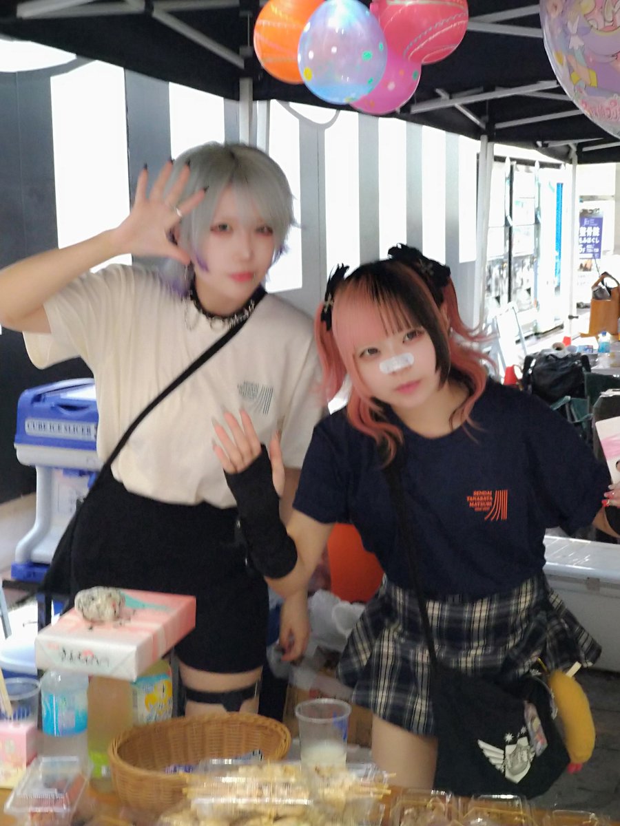 RydeT68589's tweet photo. そういや、出店のサポートもしてたんやったわ…
ライブ後になると数時間前の事を忘れちまう…

(3枚目これいつのタイミングの時やねんw)

#凛々しくも臨界に咲くARTERIA 
#アルテリア
#れむジスト
#あずニズム
#すずおなかすいた https://t.co/9STBcmoiM0