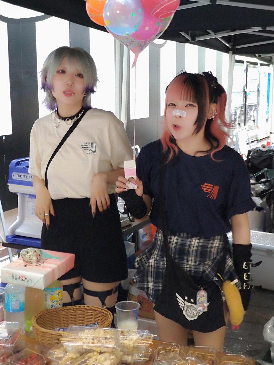 RydeT68589's tweet photo. そういや、出店のサポートもしてたんやったわ…
ライブ後になると数時間前の事を忘れちまう…

(3枚目これいつのタイミングの時やねんw)

#凛々しくも臨界に咲くARTERIA 
#アルテリア
#れむジスト
#あずニズム
#すずおなかすいた https://t.co/9STBcmoiM0