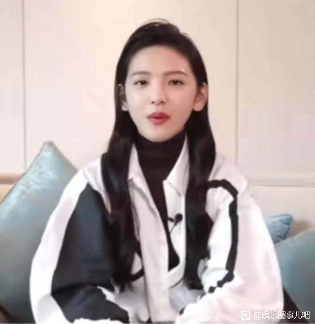 daichixw's tweet photo. 同样是合照，她总是输在起跑线上，不是脸不行，是比例太虐了！ https://t.co/oe90UFCqSW