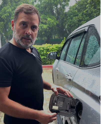 SushantBSinha's tweet photo. राहुल जी जब तक विदेश से छुट्टी मनाकर लौटे तब तक कॉकरोच पार्टी वाले और अरविंद केजरीवाल छात्रों के मुद्दे पर बहुत लीड ले चुके थे..

अब राहुल जी उस E-20 के मुद्दे को उठा रहे जिसमें ऑलरेडी केजरीवाल लीड लिए हुए हैं... ऊपर से वीडियो उस कार के साथ बना दिए जो E-20 कंप्लायंट दिख रहा। 

बीजेपी से तो बाद में.. राहुल जी को पहले केजरीवाल जी से आगे निकलने की रणनीति पर काम करना होगा.. ऐसे धीमी गति की लोकल वाली चाल से तो ना हो पाएगा बॉस..