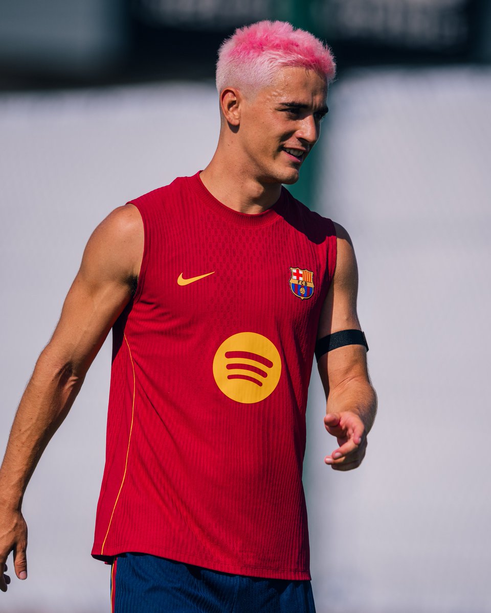 FCBarcelona's tweet photo. Pink is always a good idea. 💖 https://t.co/O713L9hMjC