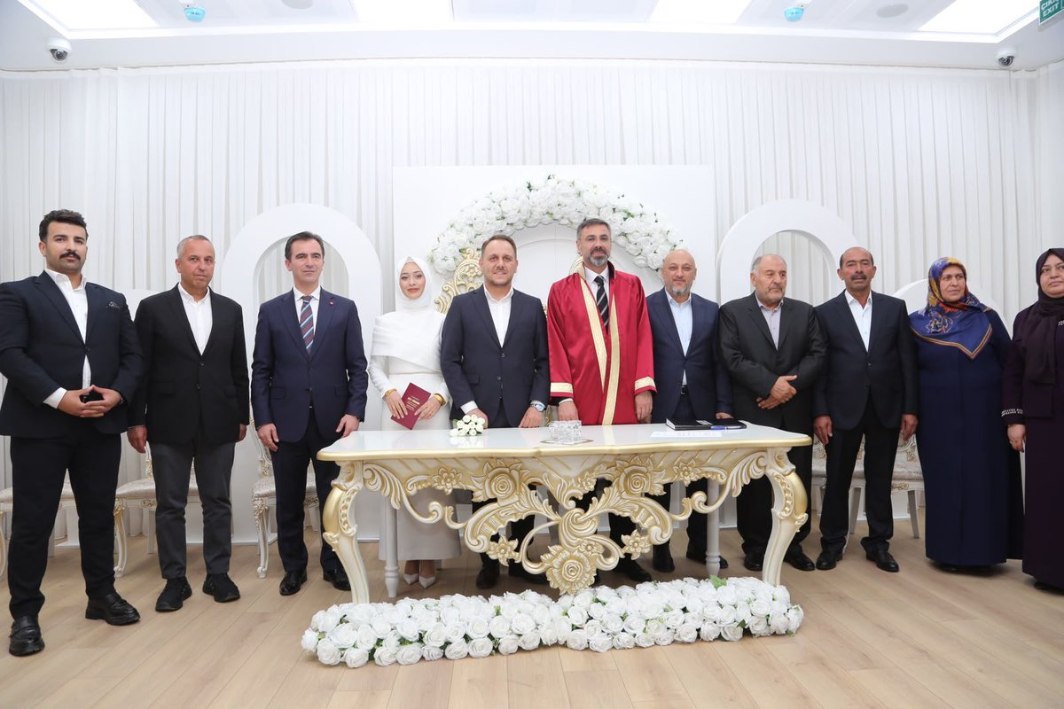 AkpartiBitlis13's tweet photo. İl Başkanımız Sn.@EnginGunceoglu, Belediye Başkanımız Sn.@Ntanglay, İl Kadın Kolları Başkanımız Sn.@CigdemUlaa, Bitlis Valimiz Sn.@ahmetkarakaya37,Eren Holding Yönetim kurulu Başkanı Sn. Emir Emrullah Eren yönetim kurulu üyelerimiz ve teşkilat mensuplarımızın katılımlarıyla Bitlis Belediyesi Eren Nikah Salonu’nun açılış merasimi gerçekleştirilmiştir.

Törenin ardından düzenlenen ilk nikah merasiminde, Beyoğlu ve Yakın ailelerinin evlatlarının nikah şahitliğini İl Başkanımız Sayın Engin Günceoğlu üstlenmiş; genç çifte bir ömür boyu mutluluk dileklerini iletmiştir.

Bitlis’imize kazandırılan bu kıymetli tesisin hayırlı olmasını temenni eder, gerçekleştirdikleri yatırımlar ve ilimize sağladıkları değerli katkılardan dolayı Eren Ailesi’ne teşekkürlerimizi sunarız.