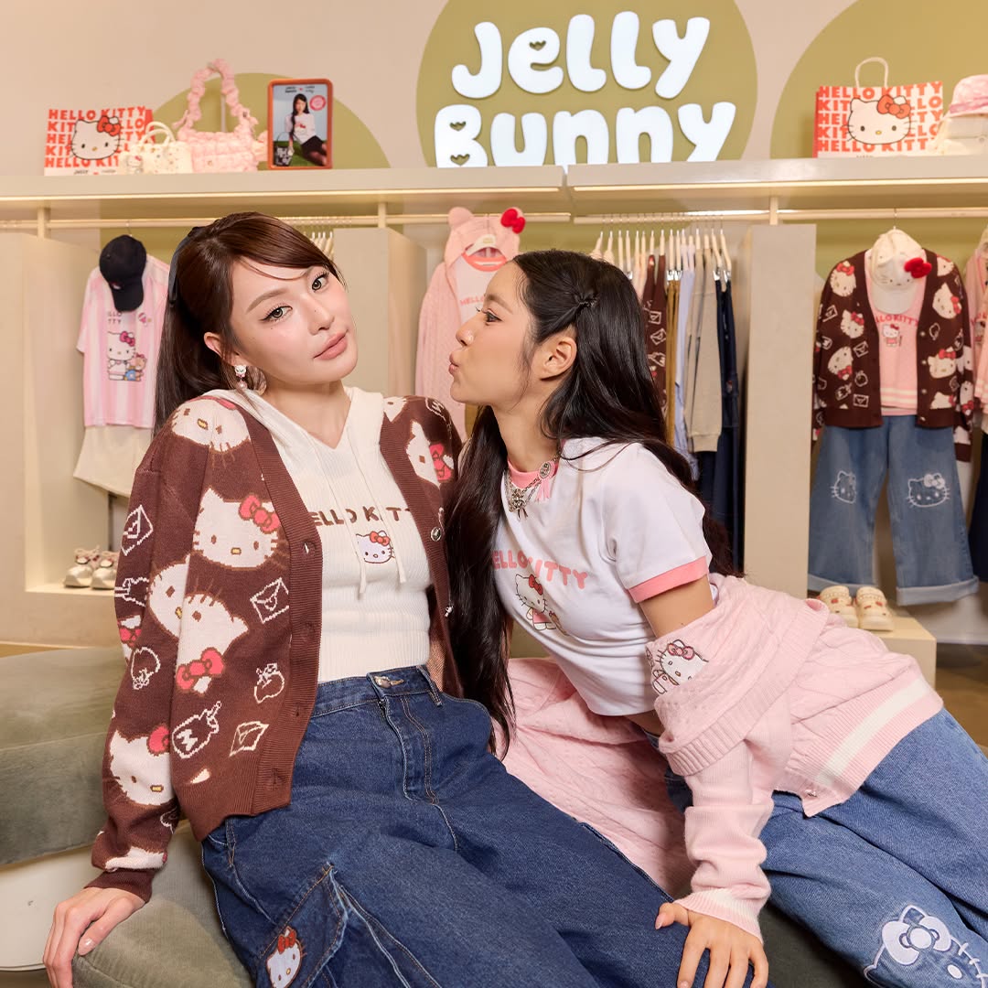 142JoV's tweet photo. Aww can C get a kiss? 💋

#JellyBunnyxKapookCiize
#KapookCiize https://t.co/IJ9D7sQgzu