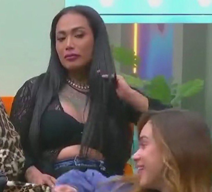 Taypanocha's tweet photo. Karina sabe identificar a las mustias muy bien  💅🏼(Los verdaderos fan de Karina no la juzgamos, así como tampoco juzgamos cuando Wendy ponía en su lugar a Barbara, Ferka, hasta cuando peleó con Apio)   
Karina no tiene 5 años

#LaCasaDeLosFamososMéxico #LaCasaDeLosFamososMéxico4 https://t.co/Hk9WOLdhIX