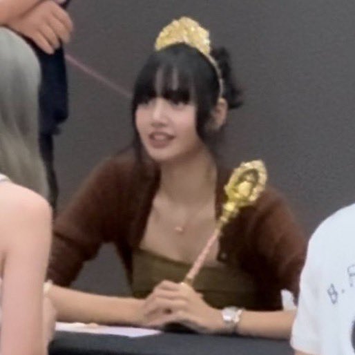 ALTEG0S's tweet photo. lilies weren’t loud enough the fact this is how kblinks acted towards her last year while the other members get plenty of gifts. It’s not like she cannot afford it, it’s the differences how THE FANS treated her https://t.co/e3l1EYv60j
