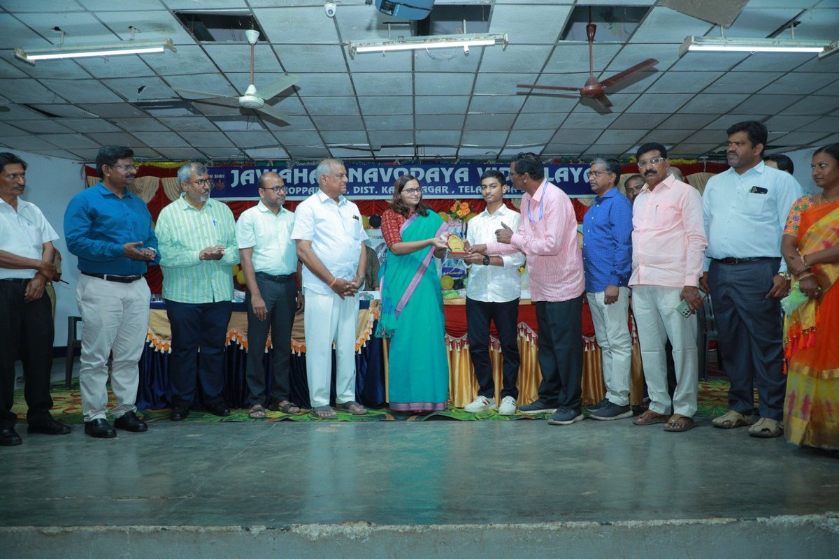 aclbknr's tweet photo. చొప్పదండిలోని జవహర్ నవోదయ విద్యాలయంలో నిర్వహించిన వ్యవస్థాపక దినోత్సవ వేడుకలో అదనపు కలెక్టర్ డా,అశ్విని తానాజీ వాకడే ఐఏఎస్ గారు ముఖ్య అతిథిగా పాల్గొని,గ్రామీణ పేద విద్యార్థులకు నాణ్యమైన విద్య అందించడంలో నవోదయ పాఠశాలలు ఉపయోగకరమని అందరూ ఈ అవకాశాన్ని సద్వినియోగం చేసుకోవాలని తెలిపారు https://t.co/75xRt4HG3l