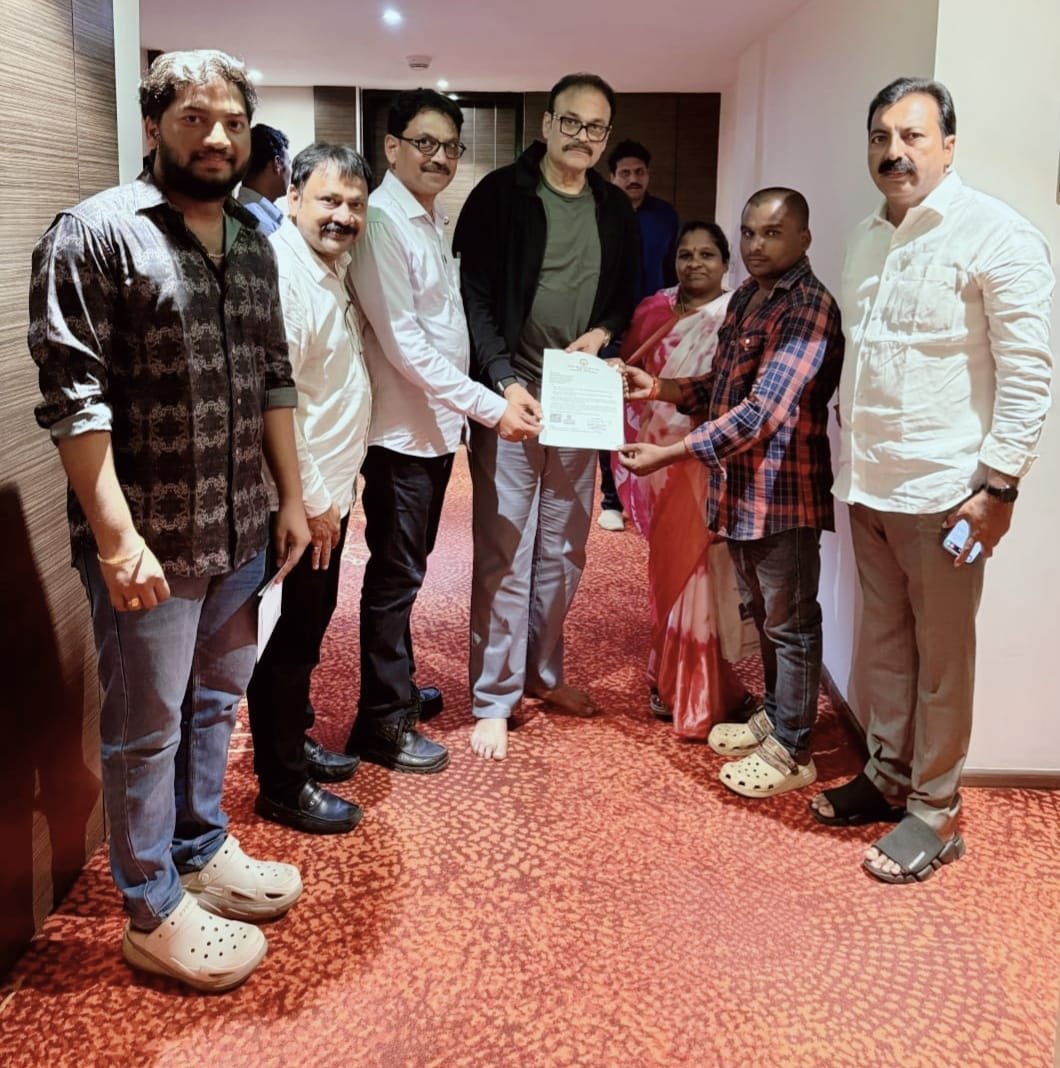 JanaSenaParty's tweet photo. శ్రీ పవన్ కళ్యాణ్ గారు పిఠాపురంలో ప్రతి ఒక్కరినీ తమ కుటుంబ సభ్యులుగా చూసుకుంటున్నారు
-ఎమ్మెల్సీ, పార్టీ ప్రధాన కార్యదర్శి శ్రీ.  @NagaBabuOffl గారు
-మల్లారపు అబ్బులుకి రూ. 6 లక్షలు ఎల్.ఓ.సీ. చెక్ అందజేత

జనసేన అధ్యక్షులు, ఉప ముఖ్యమంత్రి, పిఠాపురం శాసనసభ్యులు శ్రీ పవన్ కళ్యాణ్ గారు పిఠాపురం నియోజకవర్గంకు చెందిన ప్రతి ఒక్కరినీ తమ కుటుంబసభ్యులుగా చూసుకుంటున్నారని, వారికి ఏ కష్టం వచ్చిన అండగా నిలబడుతున్నారని శాసనమండలి సభ్యులు, జనసేన పార్టీ ప్రధాన కార్యదర్శి శ్రీ నాగబాబు గారు స్పష్టం చేశారు. శ్రీ పవన్ కళ్యాణ్ గారు అదేశానుసారం పిఠాపురం నియోజకవర్గం రాపర్తికి చెందిన కిడ్నీ వ్యాధి బాధితుడు మల్లారపు అబ్బులుకి కేటాయించిన రూ.6 లక్షలు ఎల్.ఓ.సీ. చెక్కును శ్రీ నాగబాబు గారు చేతుల మీదుగా శుక్రవారం అందజేశారు. ఈ కార్యక్రమంలో కాకినాడ జిల్లా అధ్యక్షులు శ్రీ తుమ్మల బాబు, పాడా ప్రాజెక్ట్ డైరెక్టర్ శ్రీ శివరాం, జనసేన నాయకులు శ్రీ నల్లo శ్రీనివాస్, శ్రీ రాజేష్, అబ్బులు కుటుంబ సభ్యులు పాల్గొన్నారు.