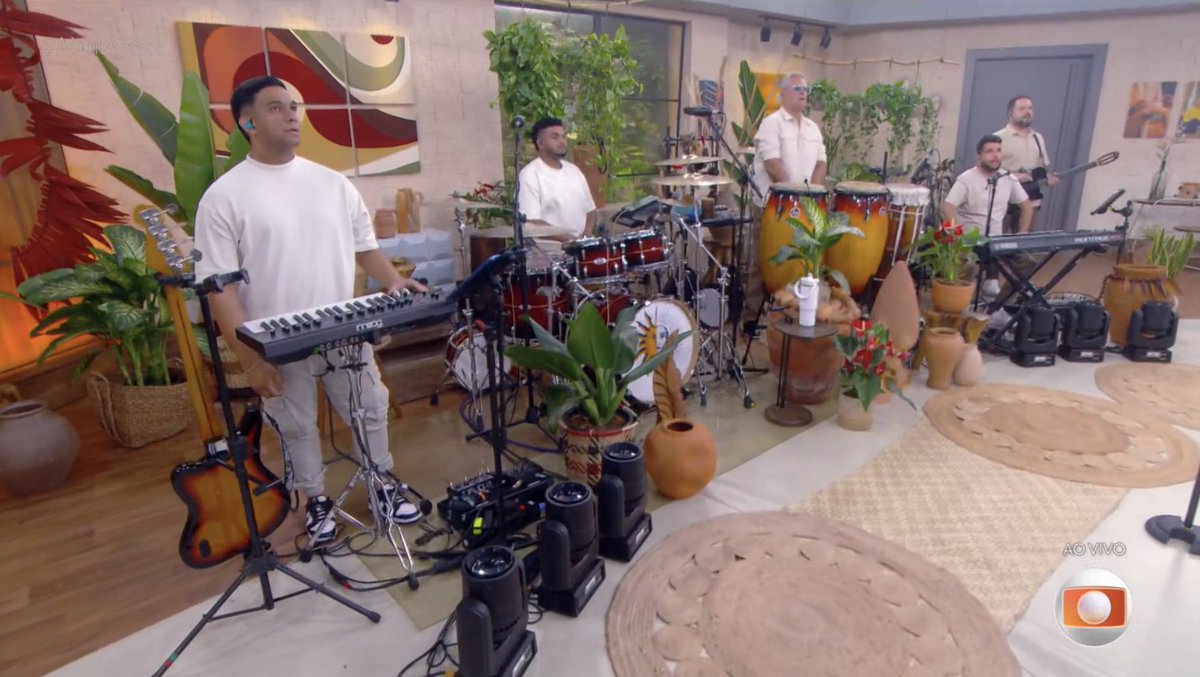 vaidesmaiar's tweet photo. A Ana Maria dizendo que encheram o estúdio do Mais Você de plantas para a Anitta ficar mais a vontade e deixar tudo na temática do álbum. FOFA! https://t.co/CbtU8hCwTc