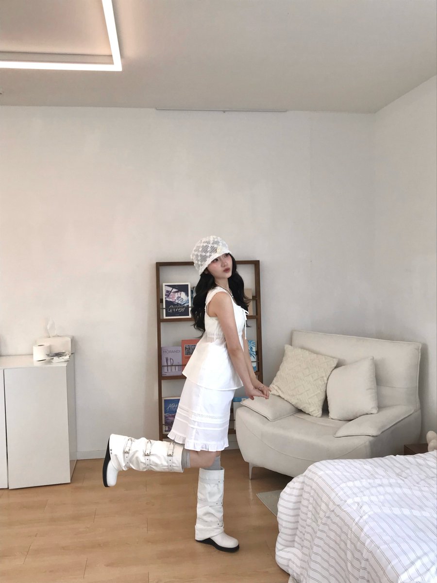 looblebase's tweet photo. Gowon is the prettiest girl in new Insta post. https://t.co/F5k7I1Ltzf