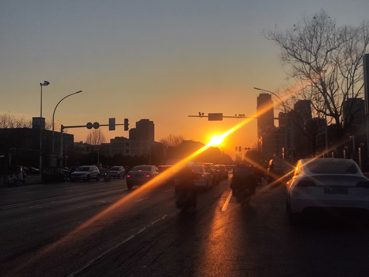 JannahPusti_ah's tweet photo. Just caught this golden hour glow on a city street—nothing beats those quiet, unplanned moments when light turns ordinary corners into something memorable. https://t.co/t51f1R7gNh