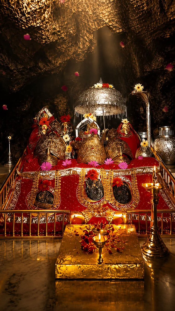 XGuruManoj's tweet photo. आदिशक्ति मां वैष्णो देवी जी का दिव्य अलौकिक श्रृंगार❣️ पवित्र पिंडी दर्शन ❤️ 🙏 

🙏🌹जय श्री वैष्णो देवी माता 🌹🙏 https://t.co/XTsXnr4pzG