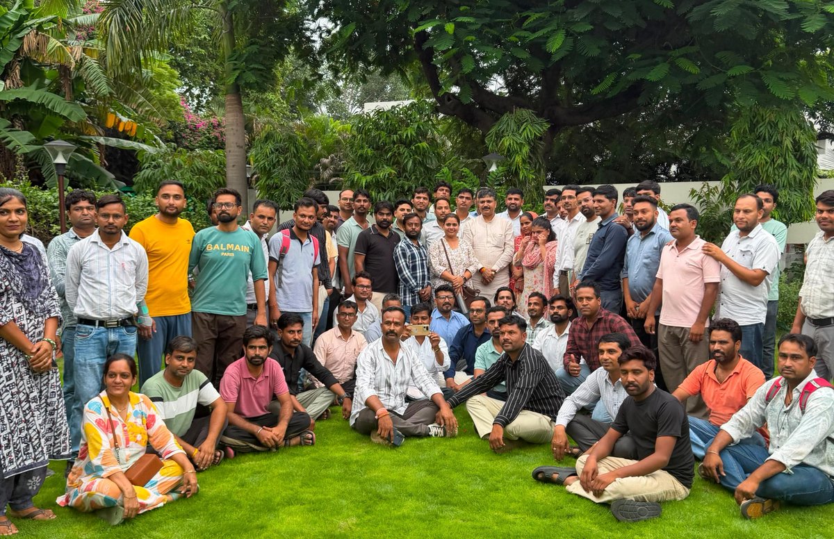 TikaRamJullyINC's tweet photo. राजकीय विद्यालयों में कई साल से विद्यार्थियों को कौशल विकास और रोजगारोन्मुखी शिक्षा देने वाले व्यावसायिक प्रशिक्षक आज भी स��थायी नीति के इंतजार में हैं। हरियाणा, असम, हिमाचल प्रदेश, मिजोरम, दिल्ली जैसे राज्य पहले ही अपने प्रशिक्षकों के लिए स्थायी नीति लागू कर चुके हैं, राजस्थान अब भी बार-बार टेंडर की अनिश्चितता में उलझा है।

साथ ही उन्हीं VTP कंपनियों को नए कार्यादेश देने की तैयारी हो रही है जिन पर प्रशिक्षकों का 6 से 13 महीने तक वेतन बकाया है। यह व्यावसायिक शिक्षा की गुणवत्ता और प्रशिक्षकों के भविष्य दोनों के साथ खि���वाड़ है।

भाजपा सरकार को समझना चाहिए कि "कौशल भारत, कुशल भारत" के नारे तभी सार्थक होंगे जब प्रशिक्षकों को सेवा सुरक्षा और समय पर वेतन मिले। 80 से अधिक जनप्रतिनिधियों की अनुशंसा और हाईकोर्ट के आदेश के बावजूद सरकार की चुप्पी सवालों के घेरे में है। जयपुर में कई दिन से चल रहे इनके अनशन के बावजूद सरकार ने कोई संवेदनशीलता नहीं दिखाई है जो निंदनीय है।