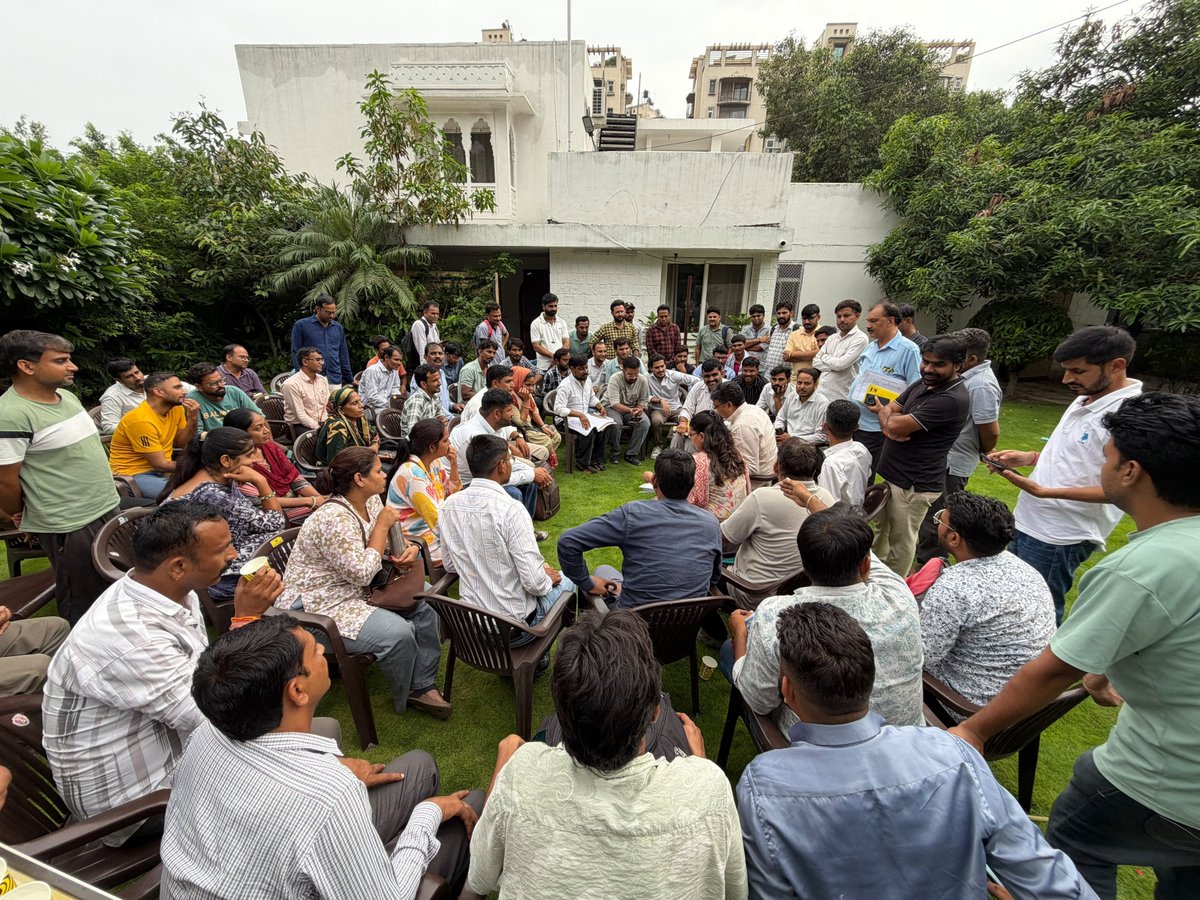 TikaRamJullyINC's tweet photo. राजकीय विद्यालयों में कई साल से विद्यार्थियों को कौशल विकास और रोजगारोन्मुखी शिक्षा देने वाले व्यावसायिक प्रशिक्षक आज भी स��थायी नीति के इंतजार में हैं। हरियाणा, असम, हिमाचल प्रदेश, मिजोरम, दिल्ली जैसे राज्य पहले ही अपने प्रशिक्षकों के लिए स्थायी नीति लागू कर चुके हैं, राजस्थान अब भी बार-बार टेंडर की अनिश्चितता में उलझा है।

साथ ही उन्हीं VTP कंपनियों को नए कार्यादेश देने की तैयारी हो रही है जिन पर प्रशिक्षकों का 6 से 13 महीने तक वेतन बकाया है। यह व्यावसायिक शिक्षा की गुणवत्ता और प्रशिक्षकों के भविष्य दोनों के साथ खि���वाड़ है।

भाजपा सरकार को समझना चाहिए कि "कौशल भारत, कुशल भारत" के नारे तभी सार्थक होंगे जब प्रशिक्षकों को सेवा सुरक्षा और समय पर वेतन मिले। 80 से अधिक जनप्रतिनिधियों की अनुशंसा और हाईकोर्ट के आदेश के बावजूद सरकार की चुप्पी सवालों के घेरे में है। जयपुर में कई दिन से चल रहे इनके अनशन के बावजूद सरकार ने कोई संवेदनशीलता नहीं दिखाई है जो निंदनीय है।