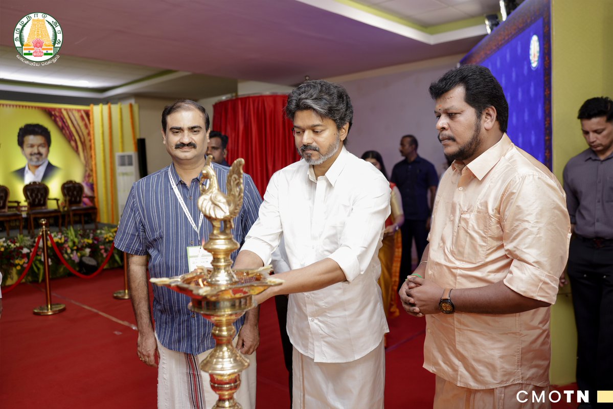 CMOTamilnadu's tweet photo. மாண்புமிகு தமிழ்நாடு முதலமைச்சர் திரு. ச. ஜோசப் விஜய் அவர்கள் தலைமையில் இன்று (7.8.2026) சென்னை, கலைவாணர் அரங்கில், 12-வது தேசிய கைத்தறி நாள் விழாவில், HANDTEX 2026 கைத்தறிக் கண்காட்சி, கோ-ஆப்டெக்ஸ் நிறுவனத்தின் "வெற்றித் தறி" விற்பனையகம் மற்றும் மின்-வணிகத்தளத்தைத் தொடங்கி வைத்தார்.  மேலும், 2025–2026ஆம் ஆண்டிற்கான சிறந்த நெசவாளர் மற்றும் வடிவமைப்பாளர் விருதுகளுக்குத் தெரிவுசெய்யப்பட்ட 11 விருதாளர்களுக்கு 22.25 இலட்சம் ரூபாய்க்கான காசோலைகள் மற்றும் பாராட்டுச் சான்றிதழ்களை வழங்கிச் சிறப்பித்தார்.

#CMJosephVijay‌