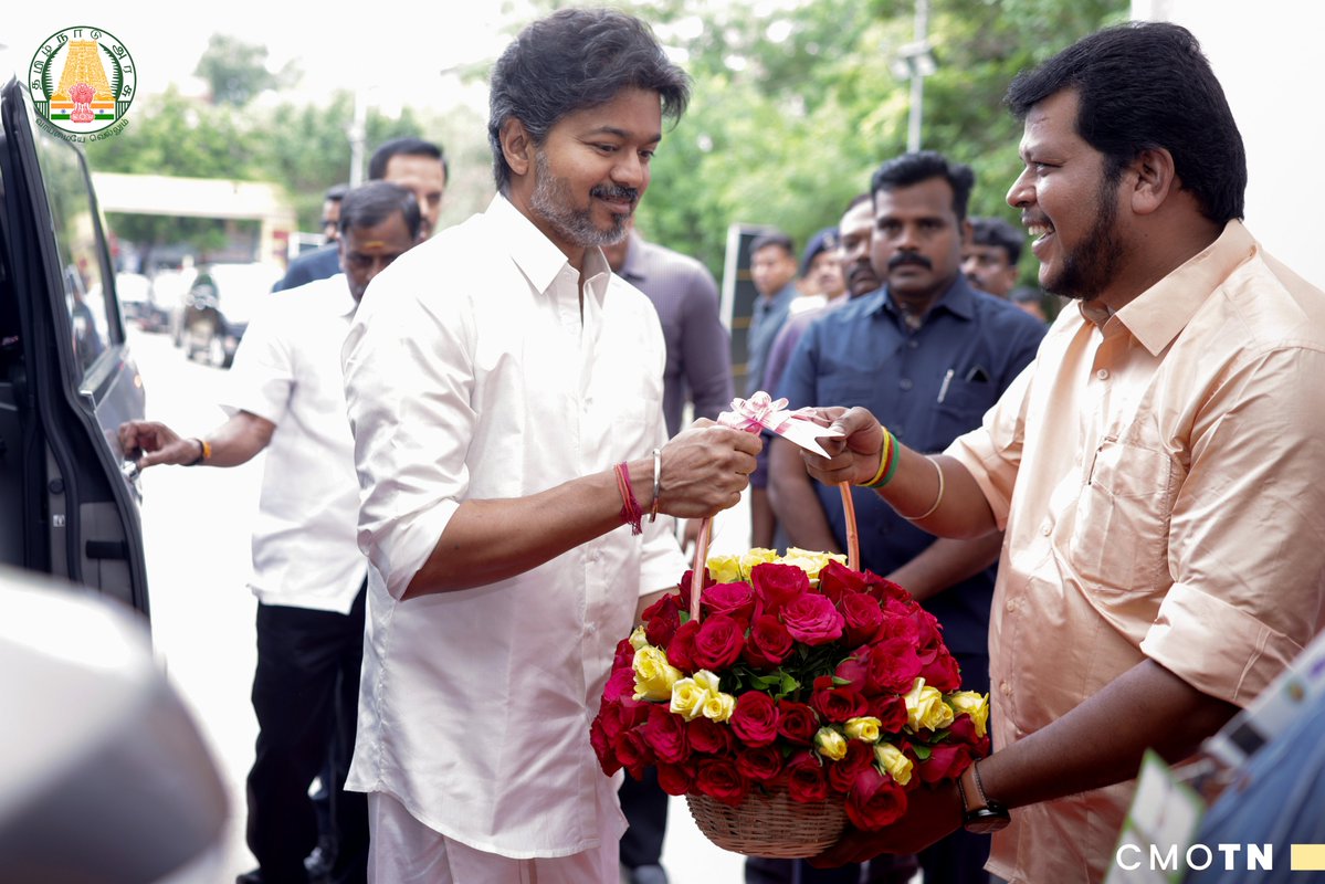 CMOTamilnadu's tweet photo. மாண்புமிகு தமிழ்நாடு முதலமைச்சர் திரு. ச. ஜோசப் விஜய் அவர்கள் தலைமையில் இன்று (7.8.2026) சென்னை, கலைவாணர் அரங்கில், 12-வது தேசிய கைத்தறி நாள் விழாவில், HANDTEX 2026 கைத்தறிக் கண்காட்சி, கோ-ஆப்டெக்ஸ் நிறுவனத்தின் "வெற்றித் தறி" விற்பனையகம் மற்றும் மின்-வணிகத்தளத்தைத் தொடங்கி வைத்தார்.  மேலும், 2025–2026ஆம் ஆண்டிற்கான சிறந்த நெசவாளர் மற்றும் வடிவமைப்பாளர் விருதுகளுக்குத் தெரிவுசெய்யப்பட்ட 11 விருதாளர்களுக்கு 22.25 இலட்சம் ரூபாய்க்கான காசோலைகள் மற்றும் பாராட்டுச் சான்றிதழ்களை வழங்கிச் சிறப்பித்தார்.

#CMJosephVijay‌