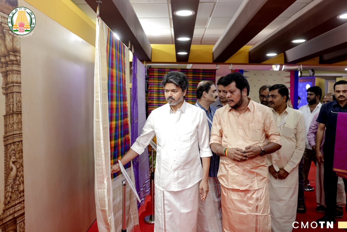 CMOTamilnadu's tweet photo. மாண்புமிகு தமிழ்நாடு முதலமைச்சர் திரு. ச. ஜோசப் விஜய் அவர்கள் தலைமையில் இன்று (7.8.2026) சென்னை, கலைவாணர் அரங்கில், 12-வது தேசிய கைத்தறி நாள் விழாவில், HANDTEX 2026 கைத்தறிக் கண்காட்சி, கோ-ஆப்டெக்ஸ் நிறுவனத்தின் "வெற்றித் தறி" விற்பனையகம் மற்றும் மின்-வணிகத்தளத்தைத் தொடங்கி வைத்தார்.  மேலும், 2025–2026ஆம் ஆண்டிற்கான சிறந்த நெசவாளர் மற்றும் வடிவமைப்பாளர் விருதுகளுக்குத் தெரிவுசெய்யப்பட்ட 11 விருதாளர்களுக்கு 22.25 இலட்சம் ரூபாய்க்கான காசோலைகள் மற்றும் பாராட்டுச் சான்றிதழ்களை வழங்கிச் சிறப்பித்தார்.

#CMJosephVijay‌