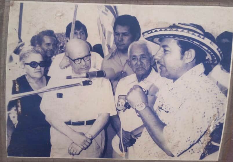ArmandoCapito's tweet photo. Discurso de Mi abuelo Pablo Jose Angulo, Padre de mi Padre Armando Jose, de descendencia Española , ex Alcalde del Carmen de Bolívar (con sombrero vueltiao) y El Presidente Carlos Lleras Restrepo, Tal vez es de aquí de donde proviene mi vocación política. - esta foto fue tomada entre 1966 y 1970.